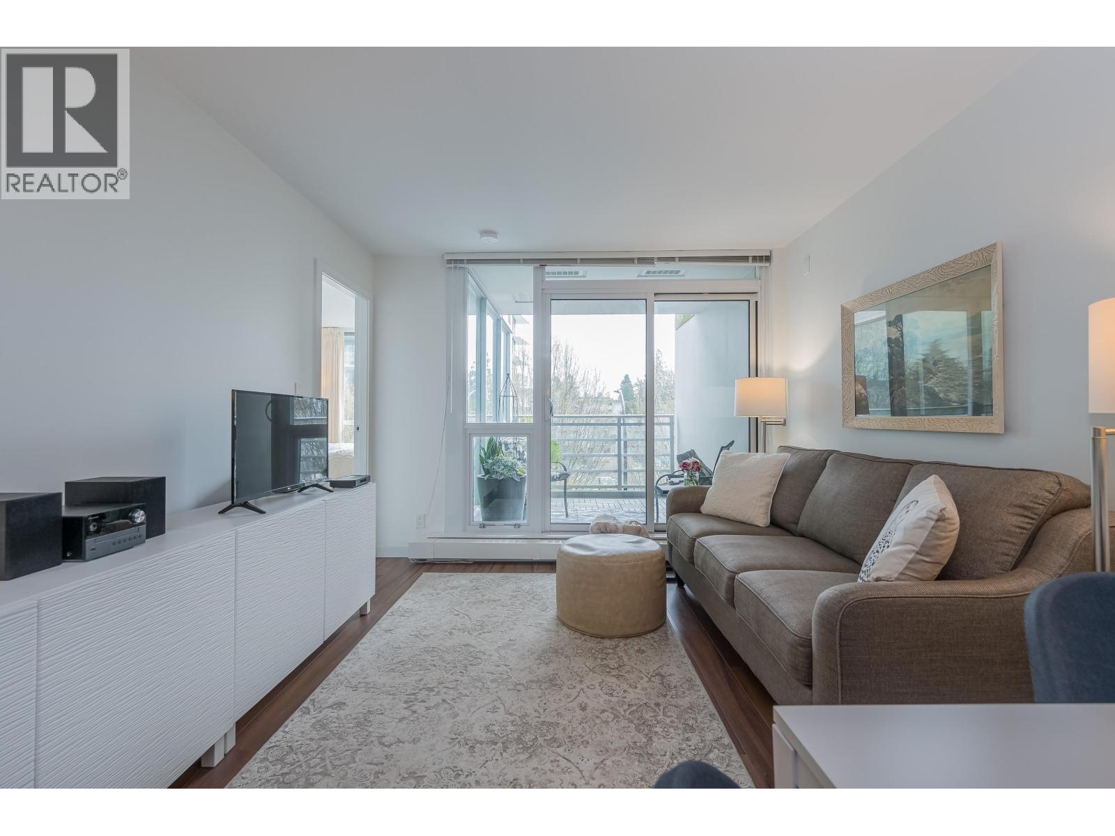 319 135 E 17TH STREET, North Vancouver