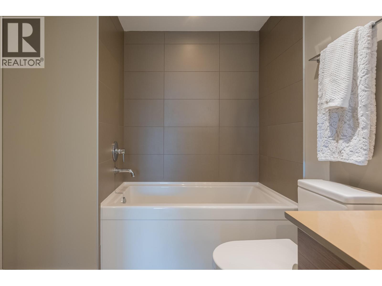 319 135 E 17TH STREET, North Vancouver