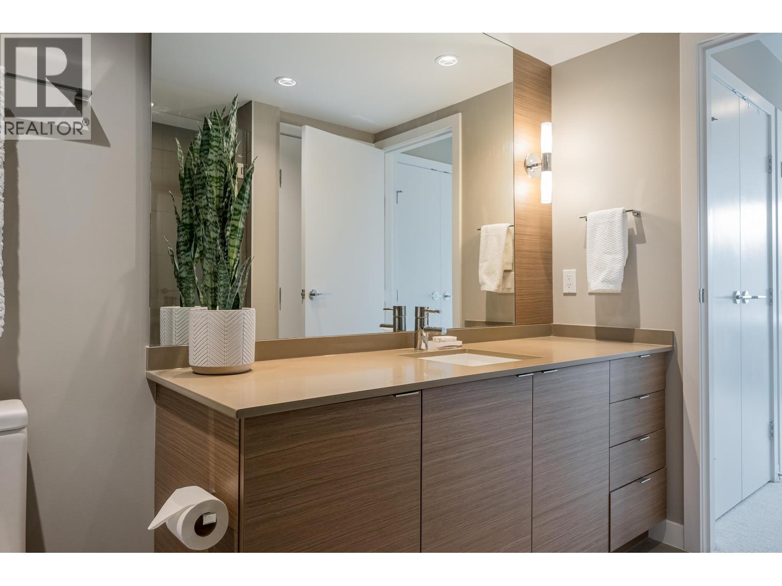 319 135 E 17TH STREET, North Vancouver