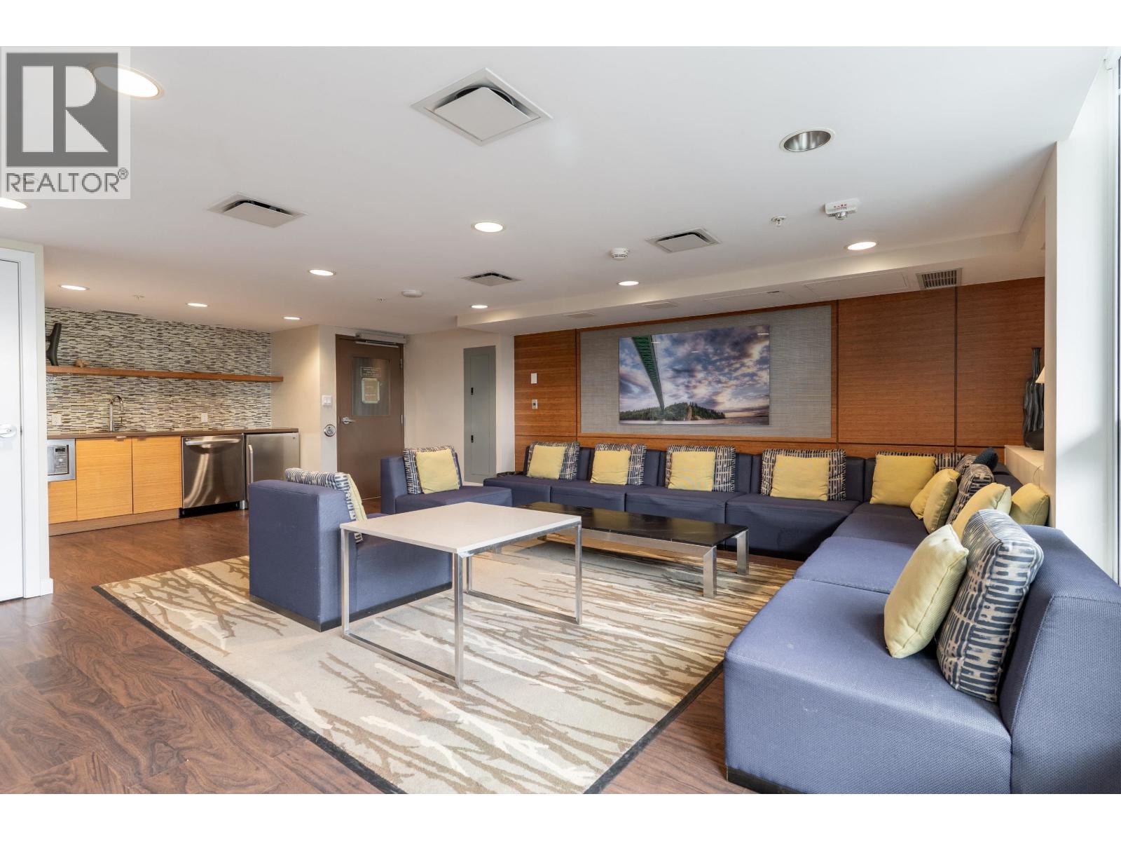 319 135 E 17TH STREET, North Vancouver