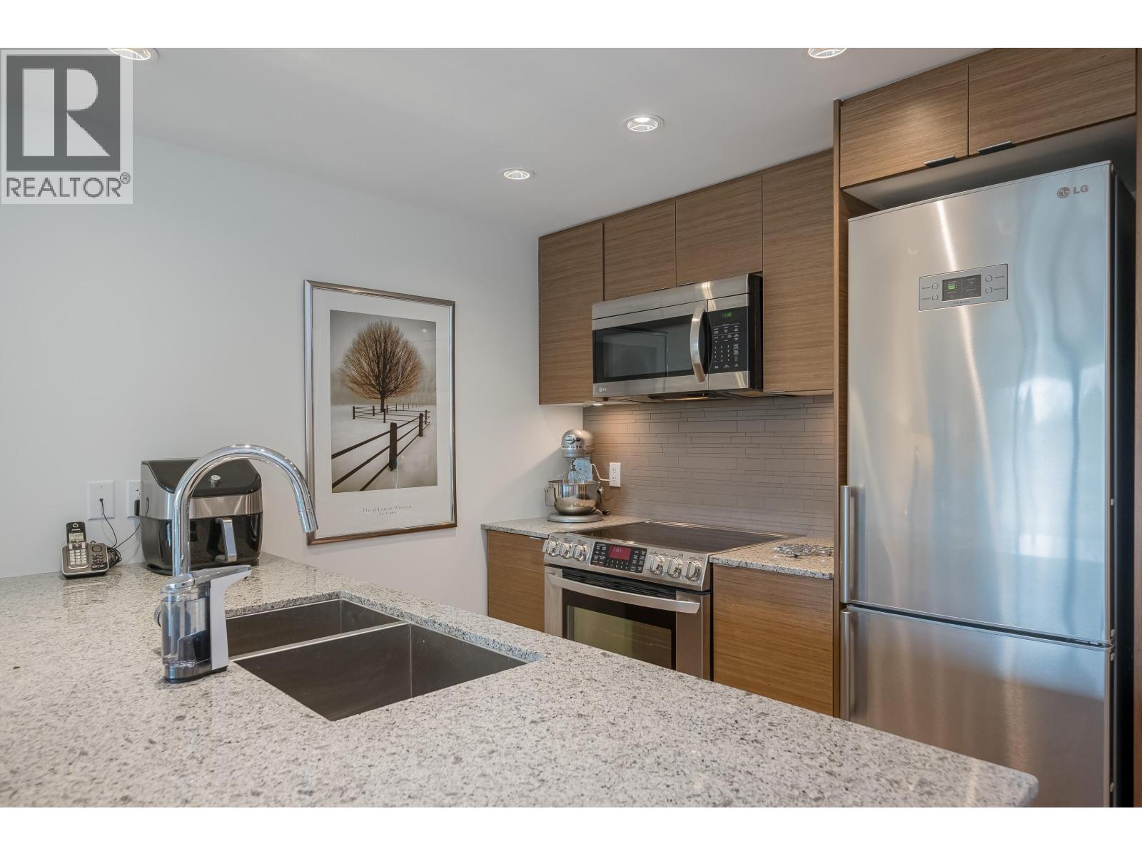 319 135 E 17TH STREET, North Vancouver