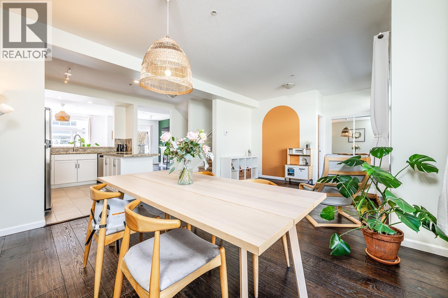 35 40632 GOVERNMENT ROAD, Squamish