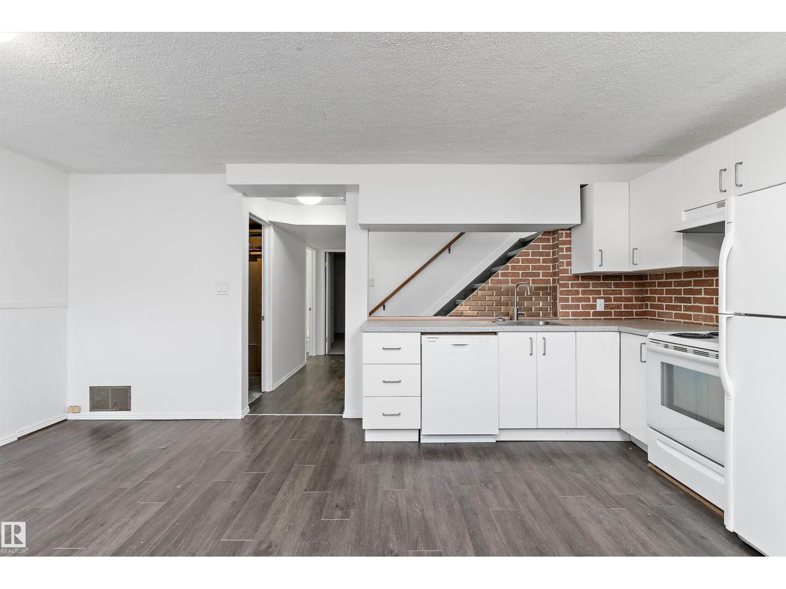 6103-6105 97A AV NW, Edmonton