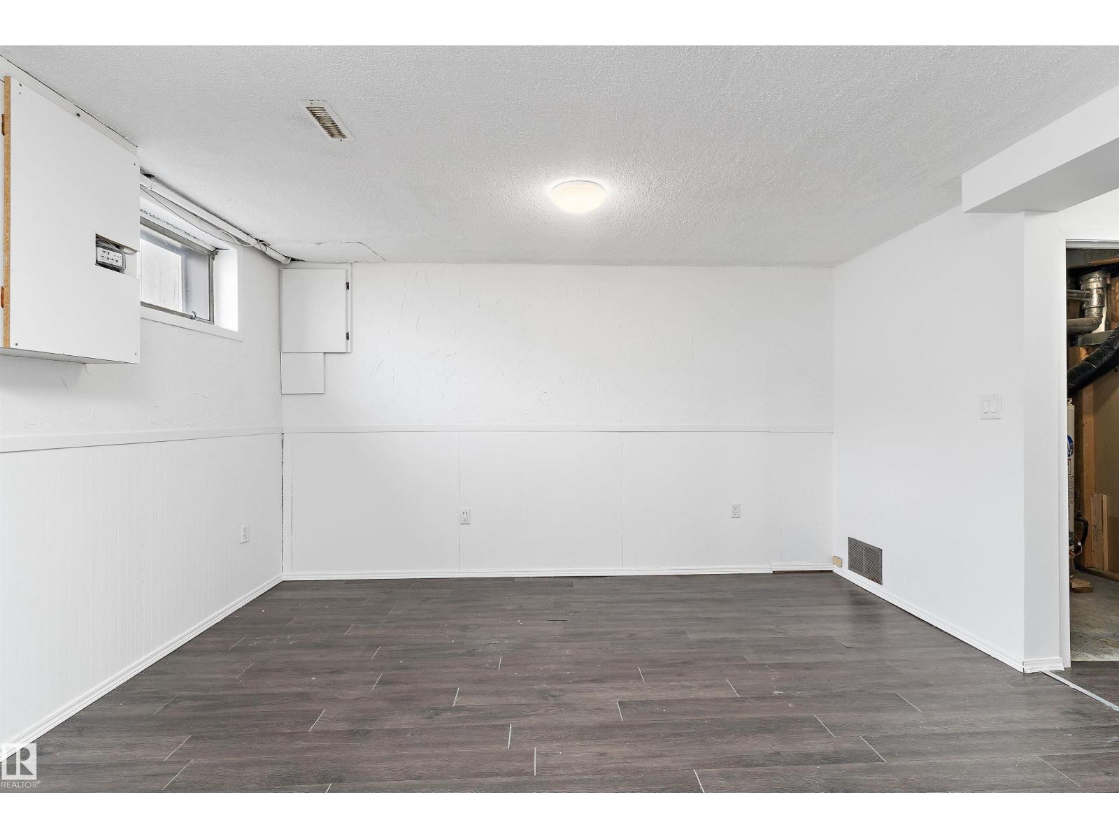 6103-6105 97A AV NW, Edmonton