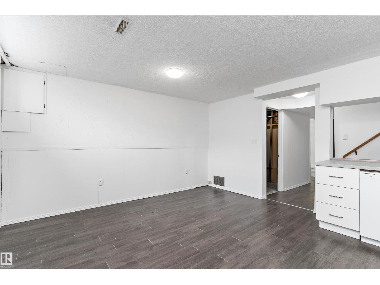 6103-6105 97A AV NW, Edmonton