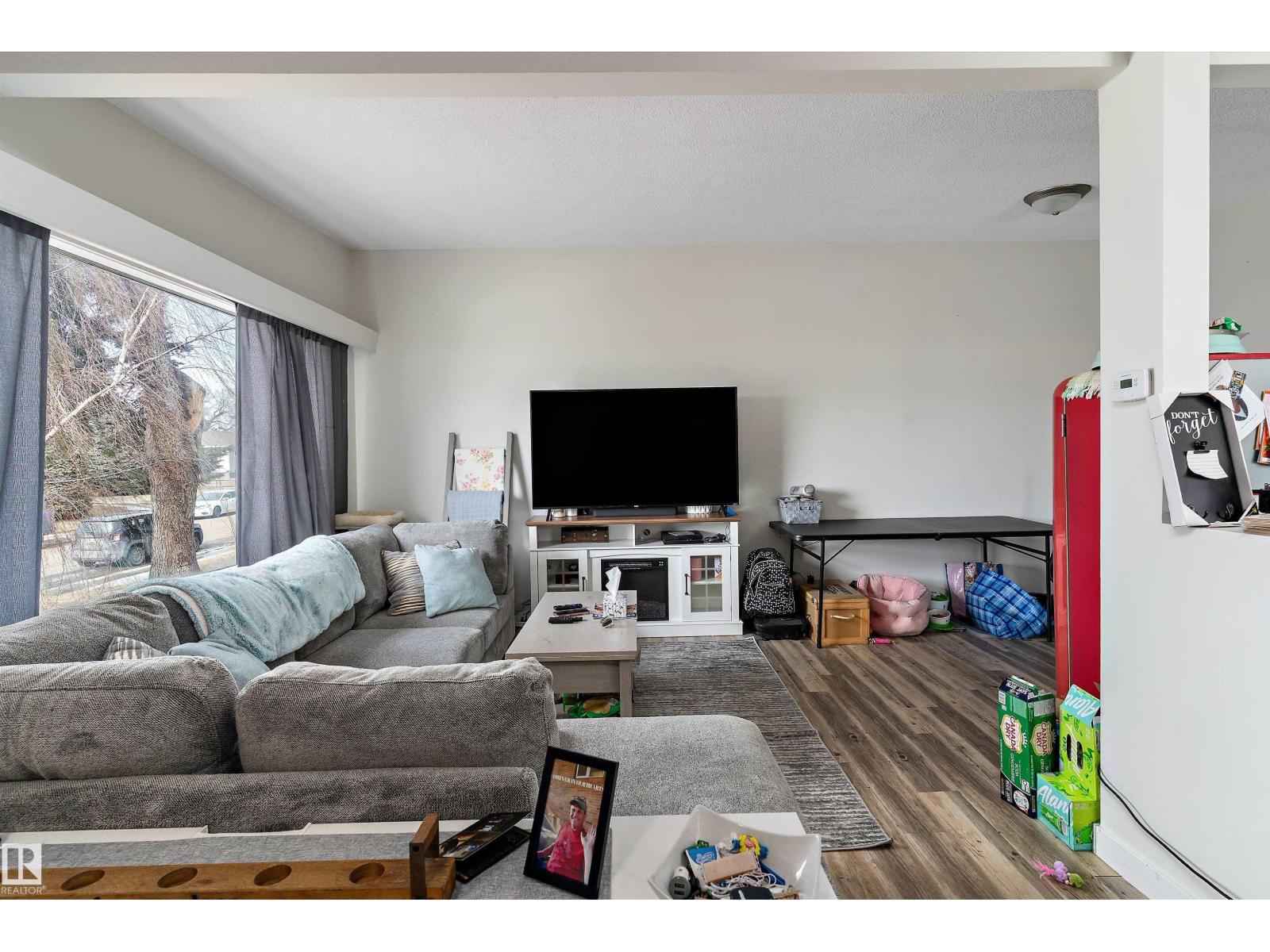 6103-6105 97A AV NW, Edmonton