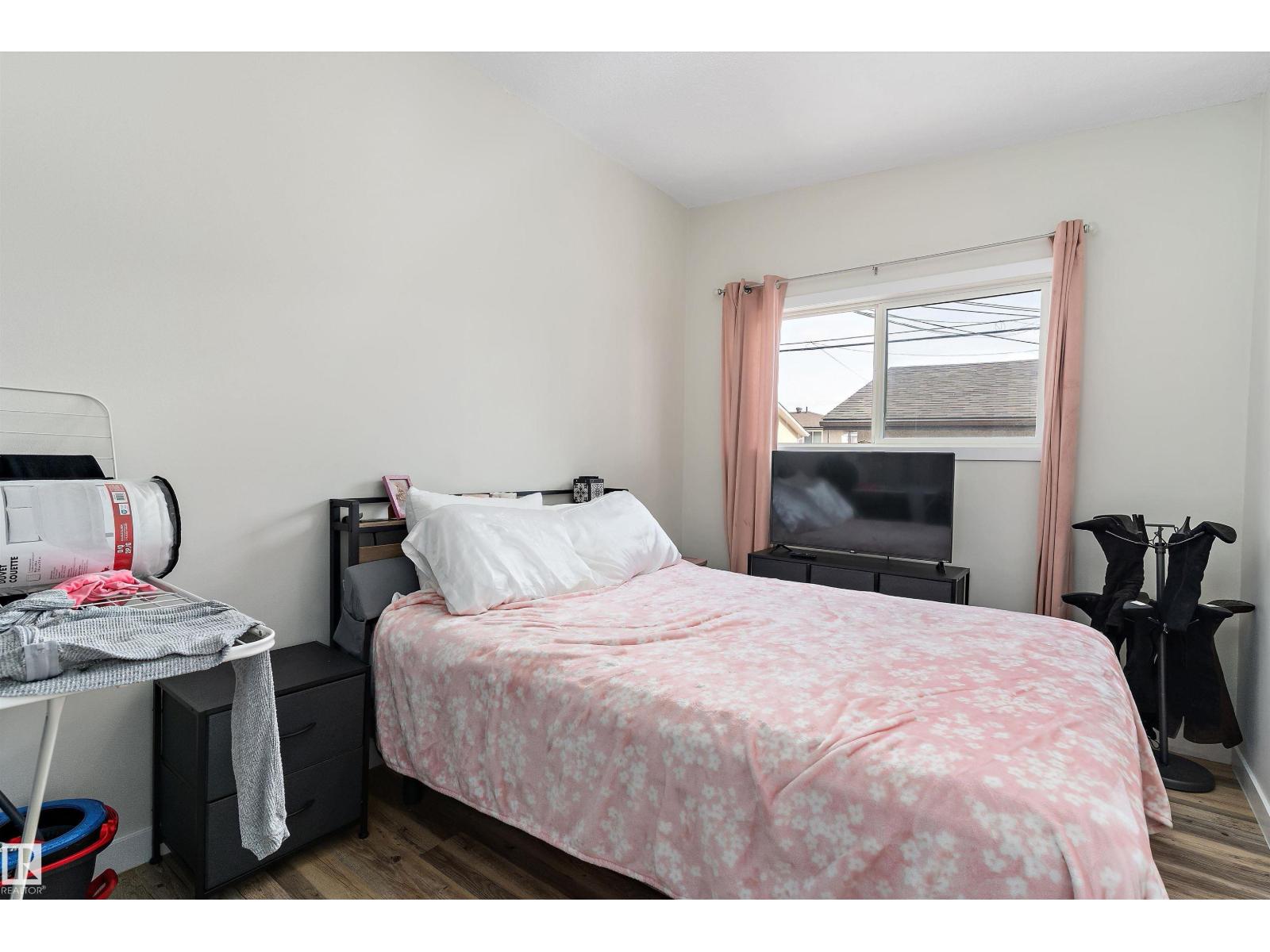 6103-6105 97A AV NW, Edmonton