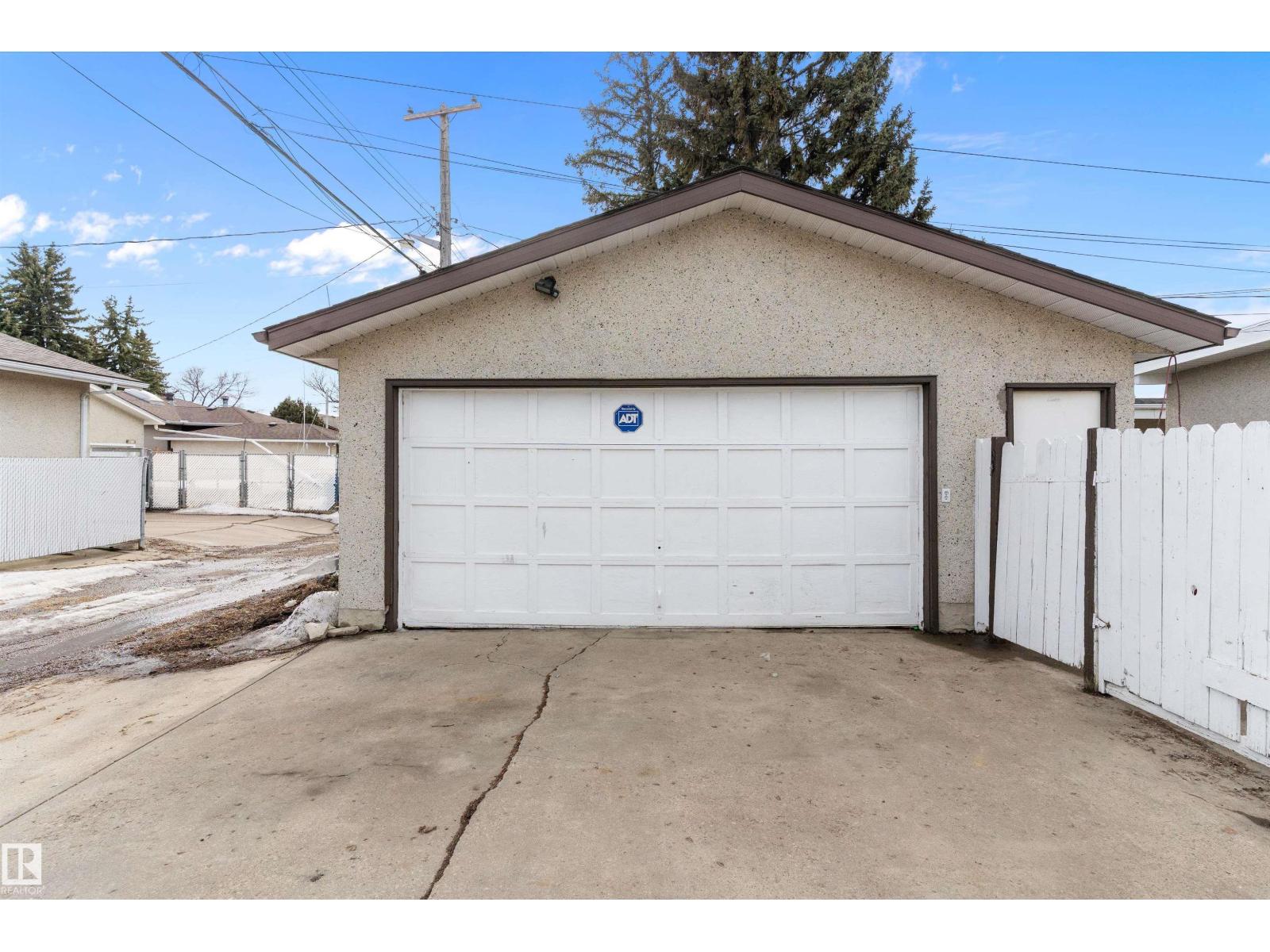 6103-6105 97A AV NW, Edmonton