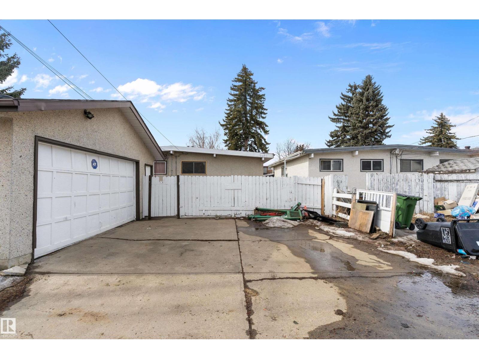 6103-6105 97A AV NW, Edmonton