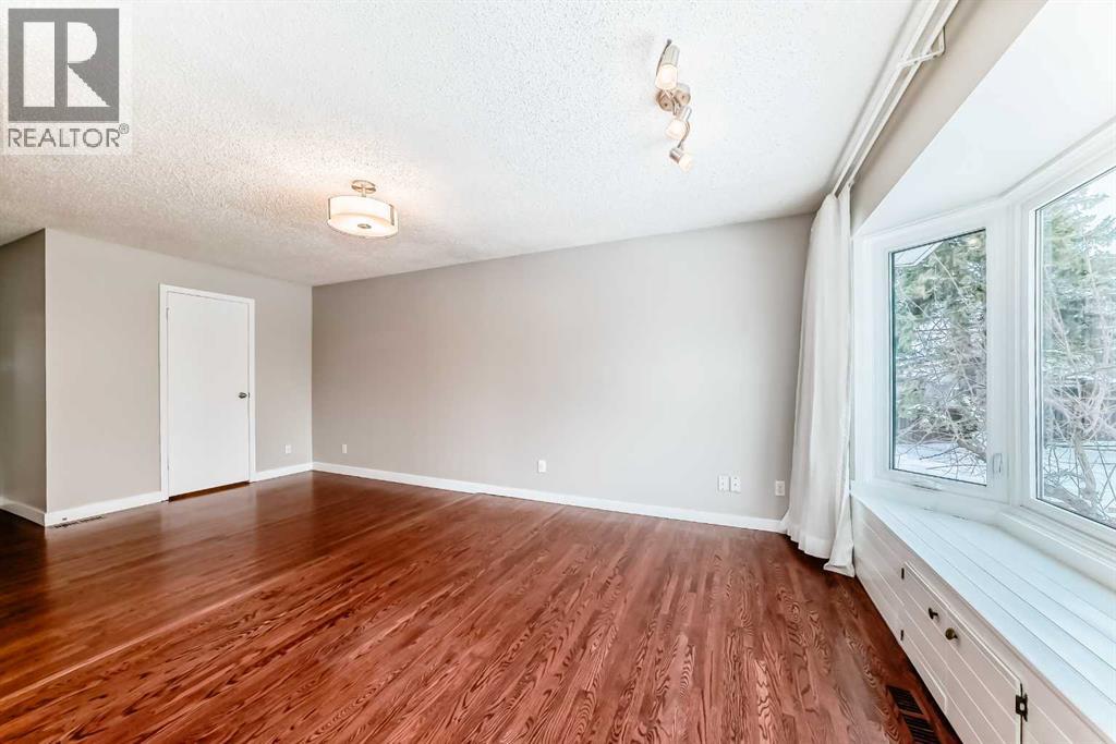 Single Family House Bi-level for Sale in  Fairmount Drive SE Acadia Calgary 