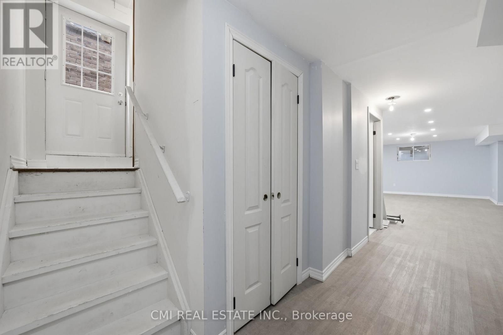 42 VALLEYBROOK CRESCENT - 45