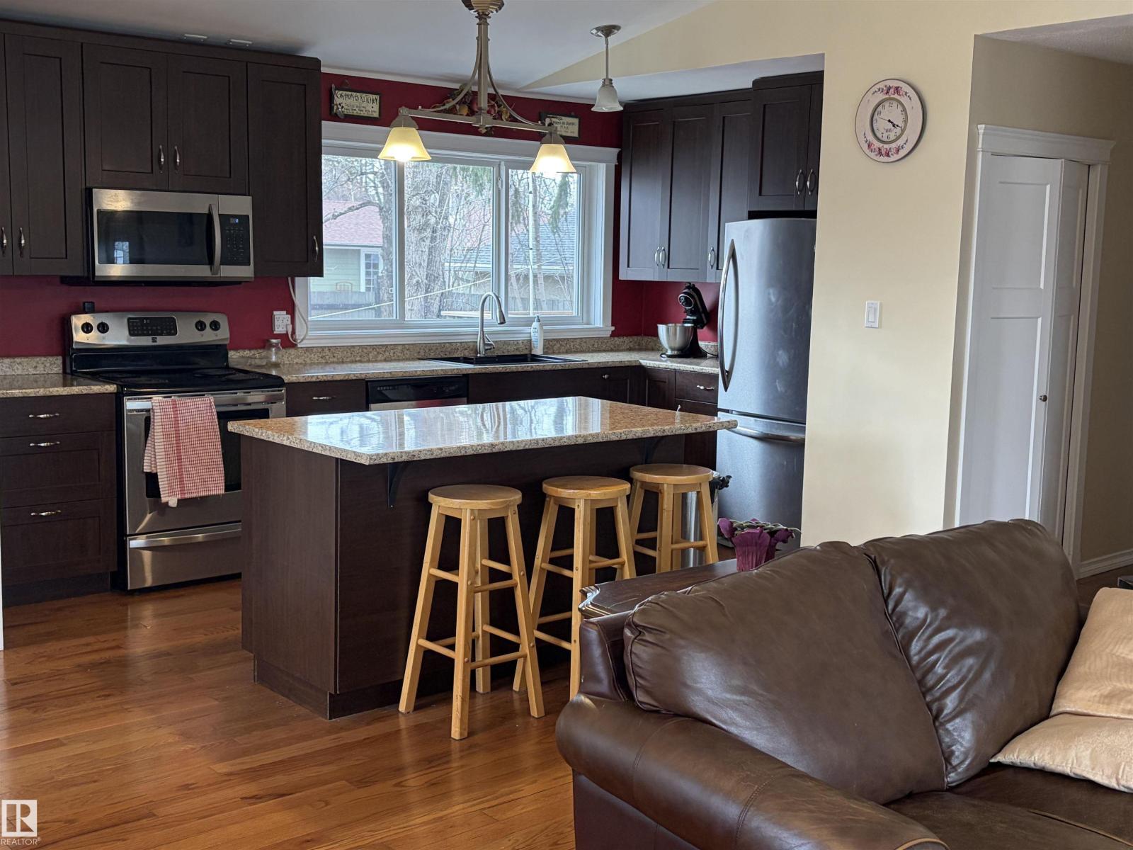 15926 92 AV NW, Edmonton