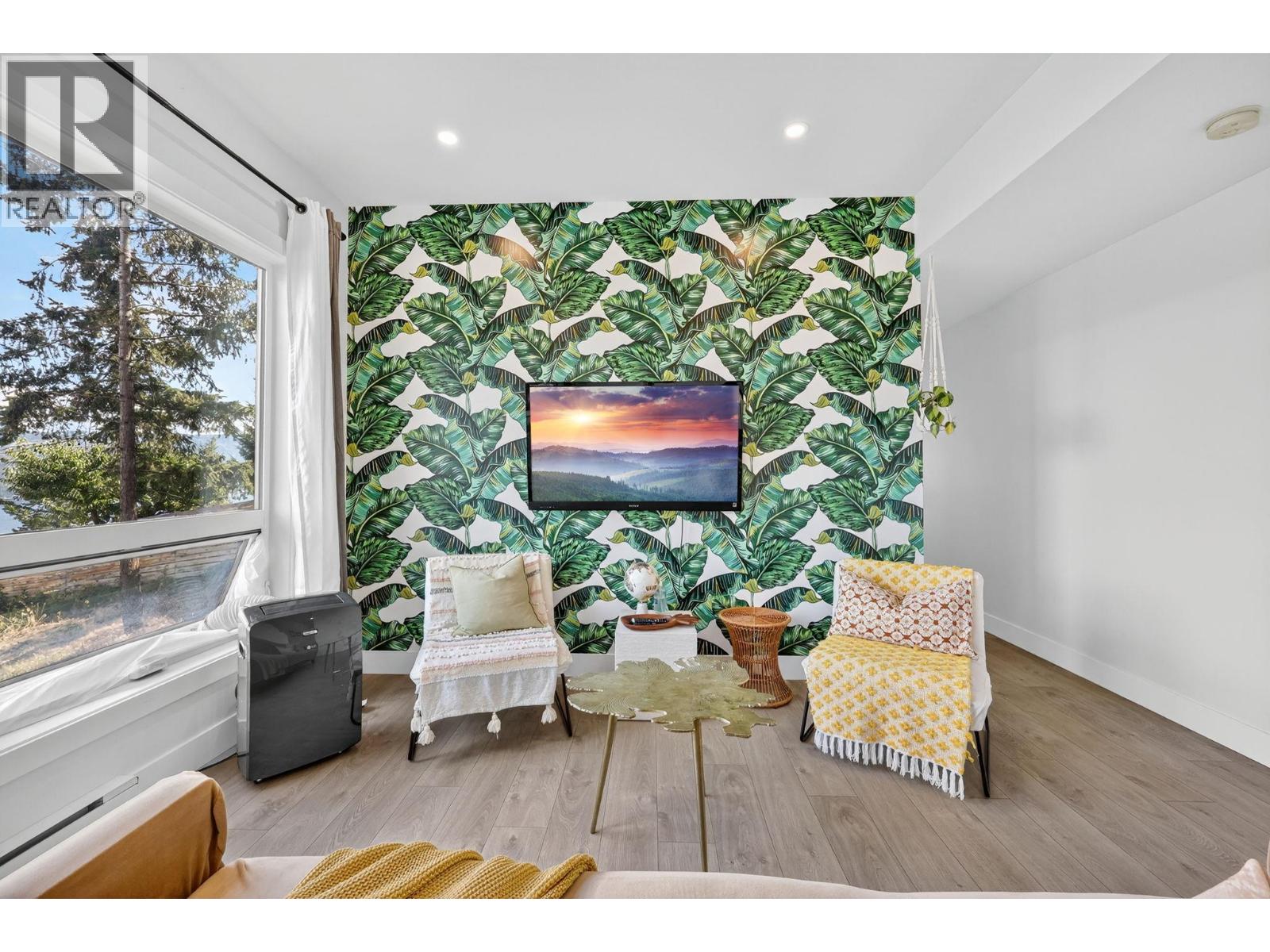 10 VALLEY DRIVE - 60