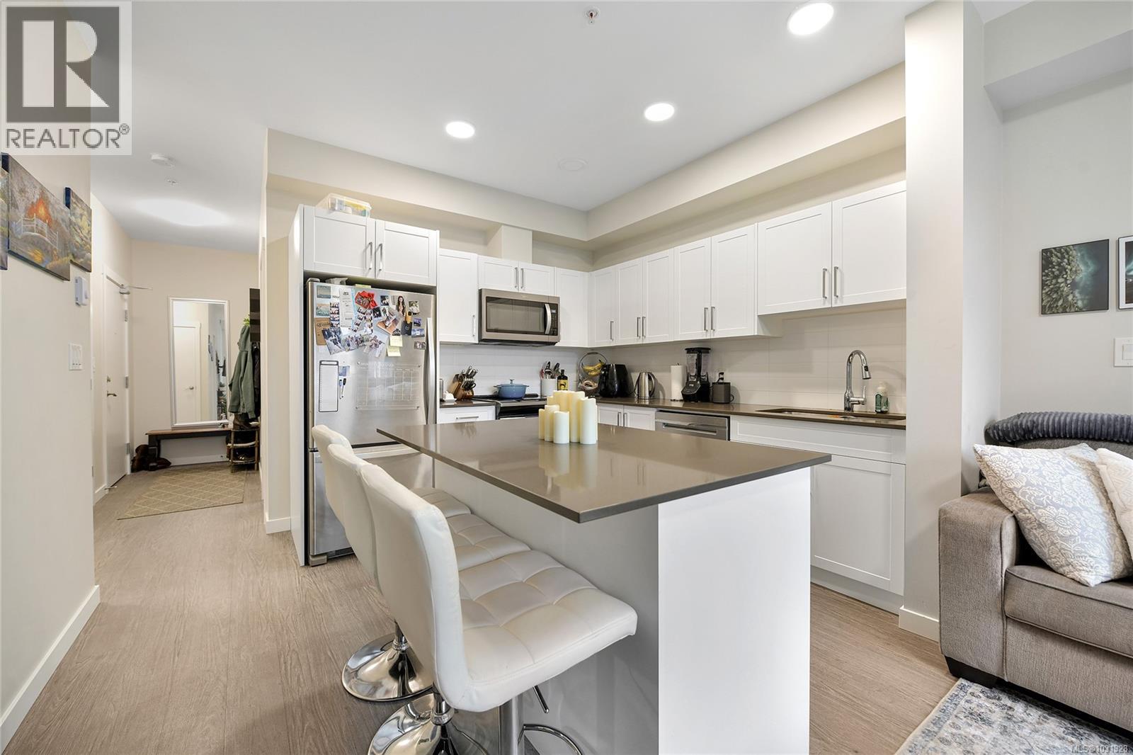 #301 2843 JACKLIN Rd - 2