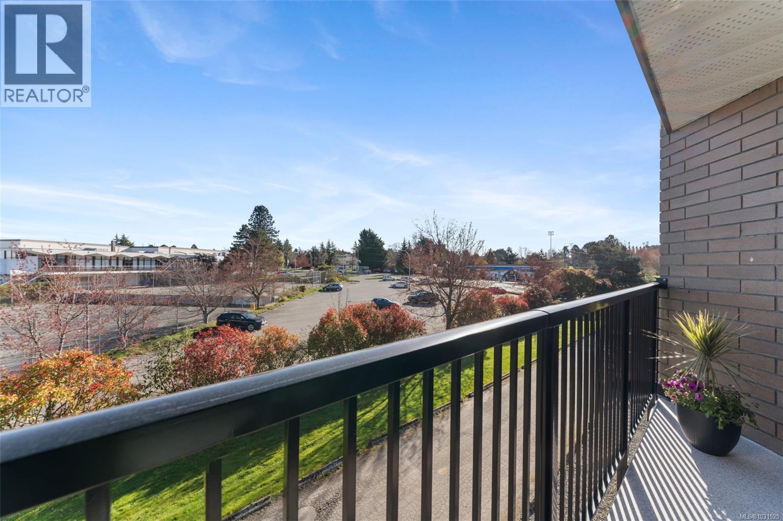 319 1870 McKenzie Avenue, Saanich