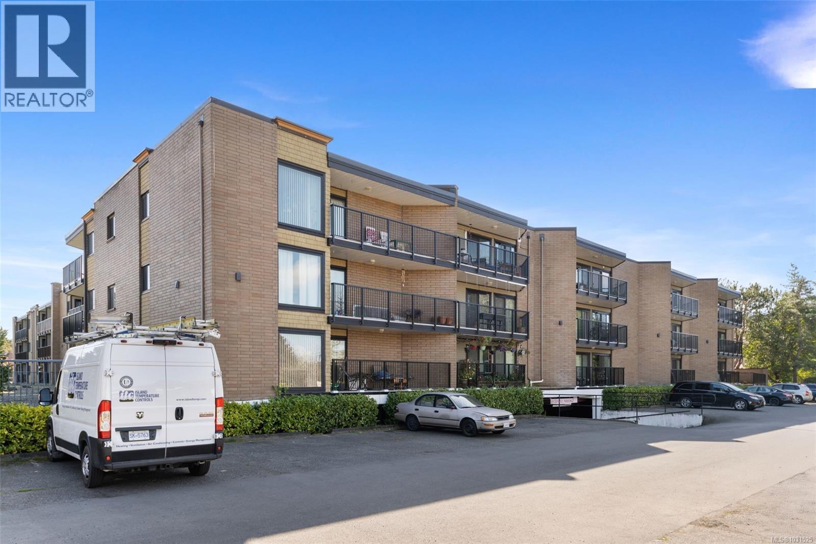 319 1870 McKenzie Avenue, Saanich