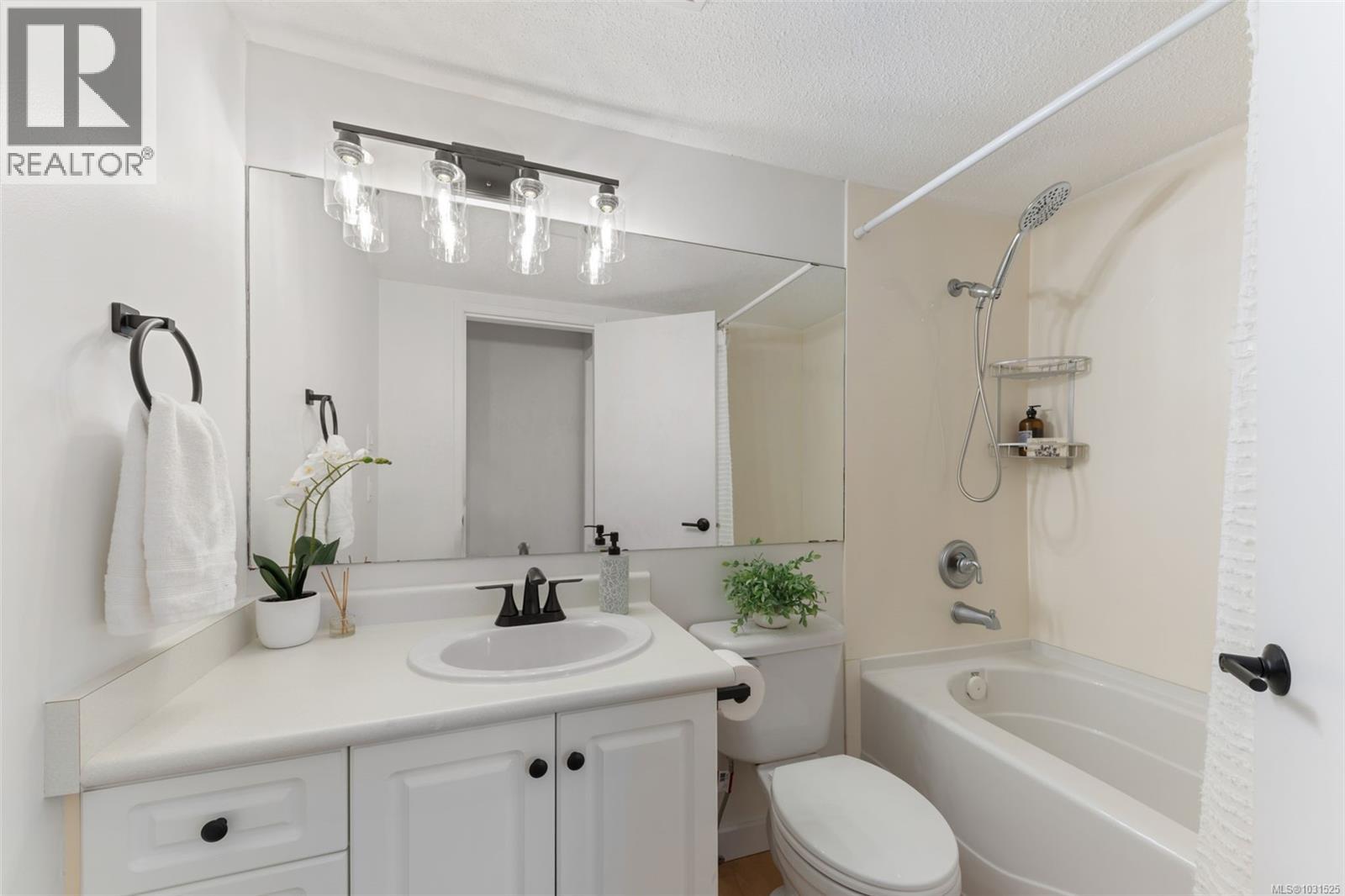 319 1870 McKenzie Avenue, Saanich