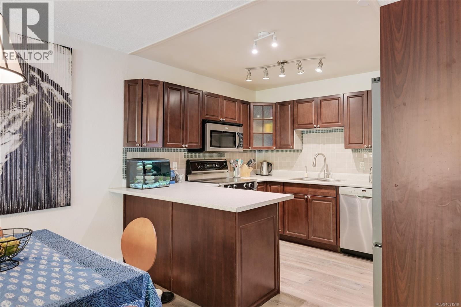 1294 Denman St - 25