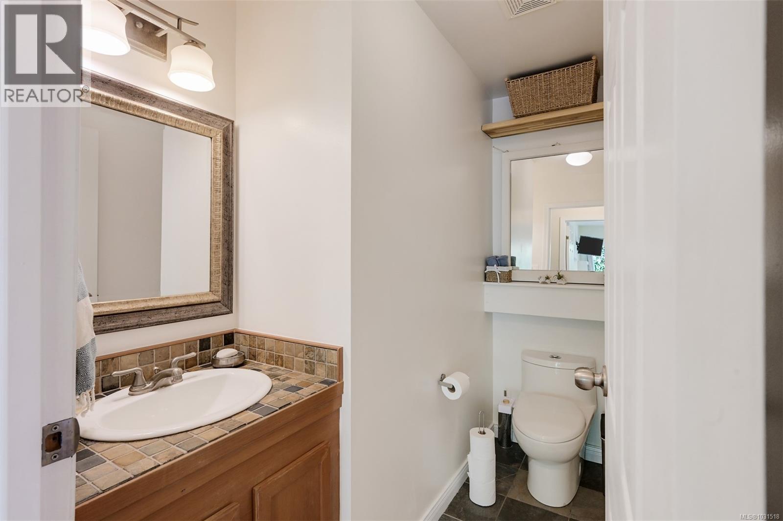 1294 Denman St - 35