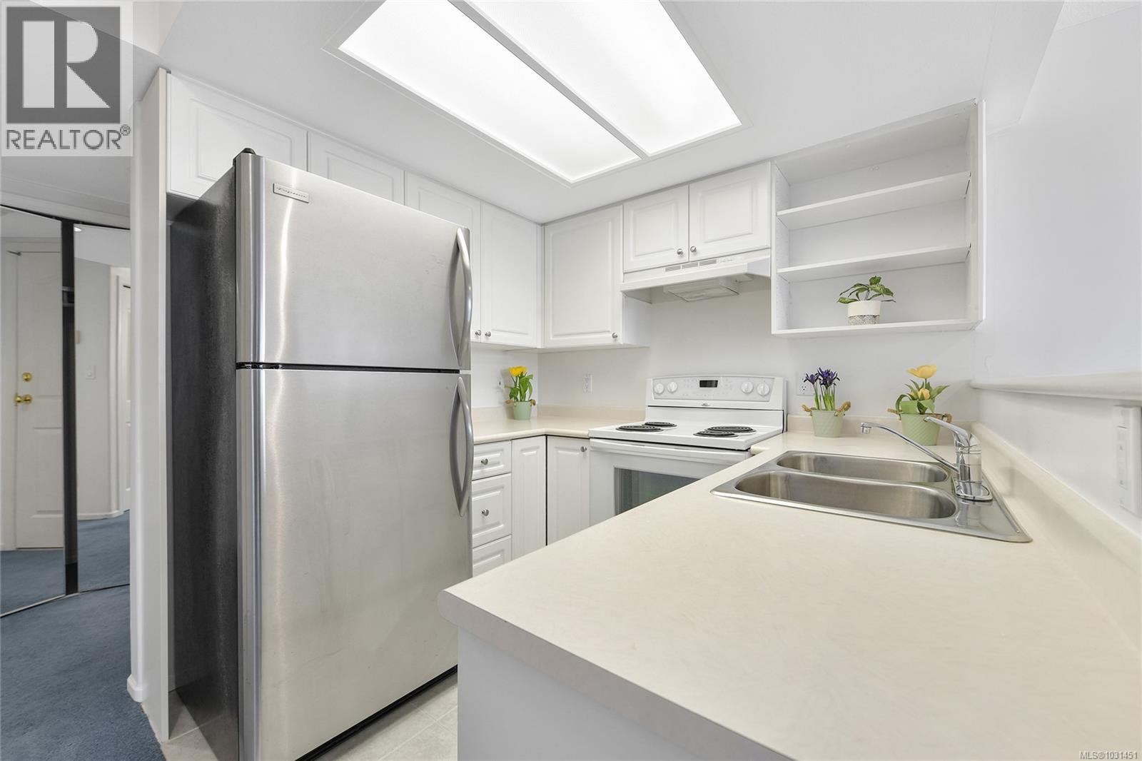 607 930 YATES St, Victoria