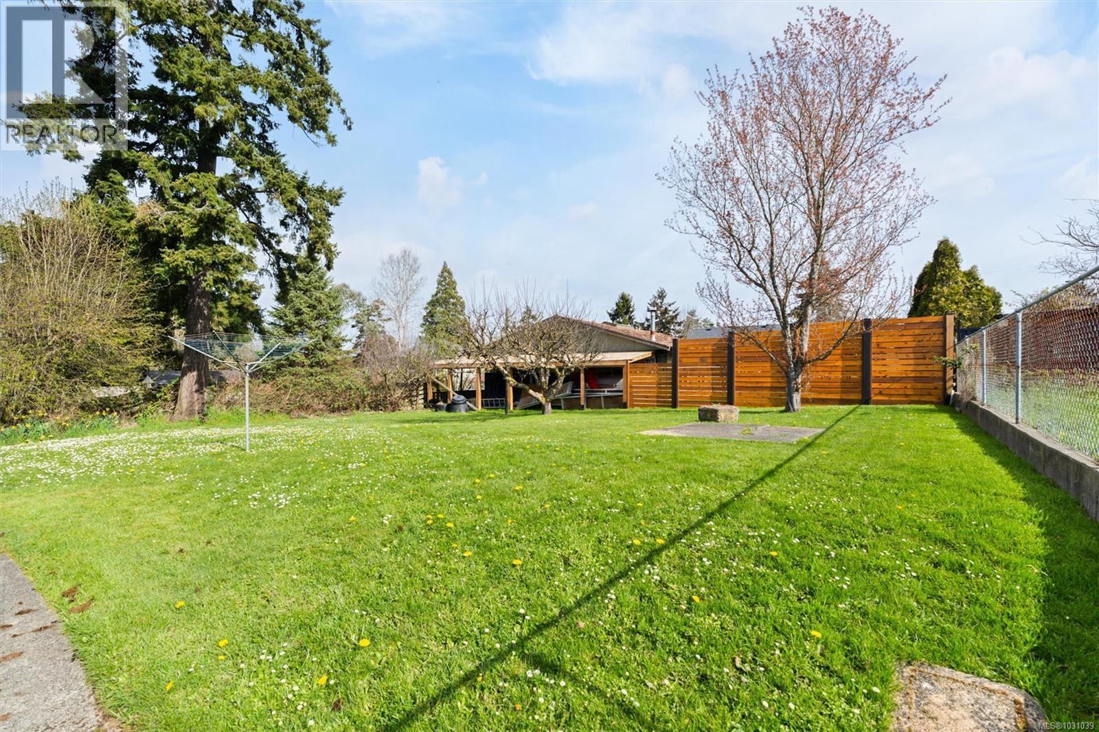  730 Violet Avenue, Saanich