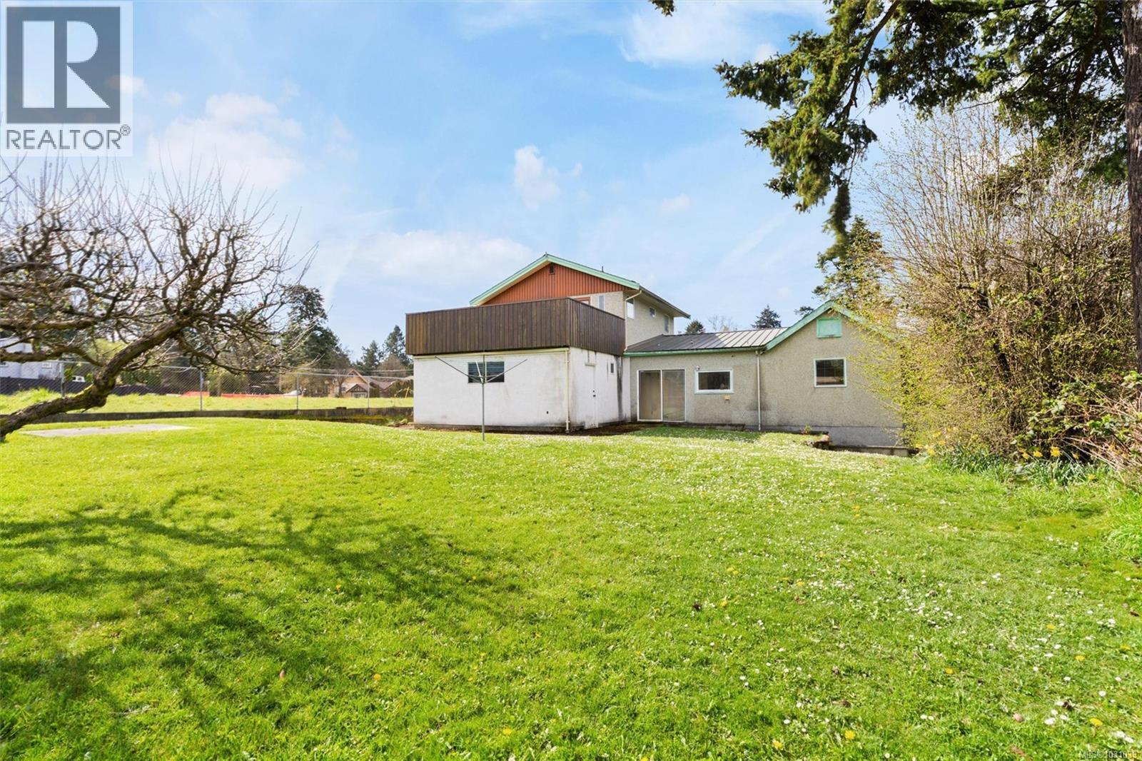  730 Violet Avenue, Saanich