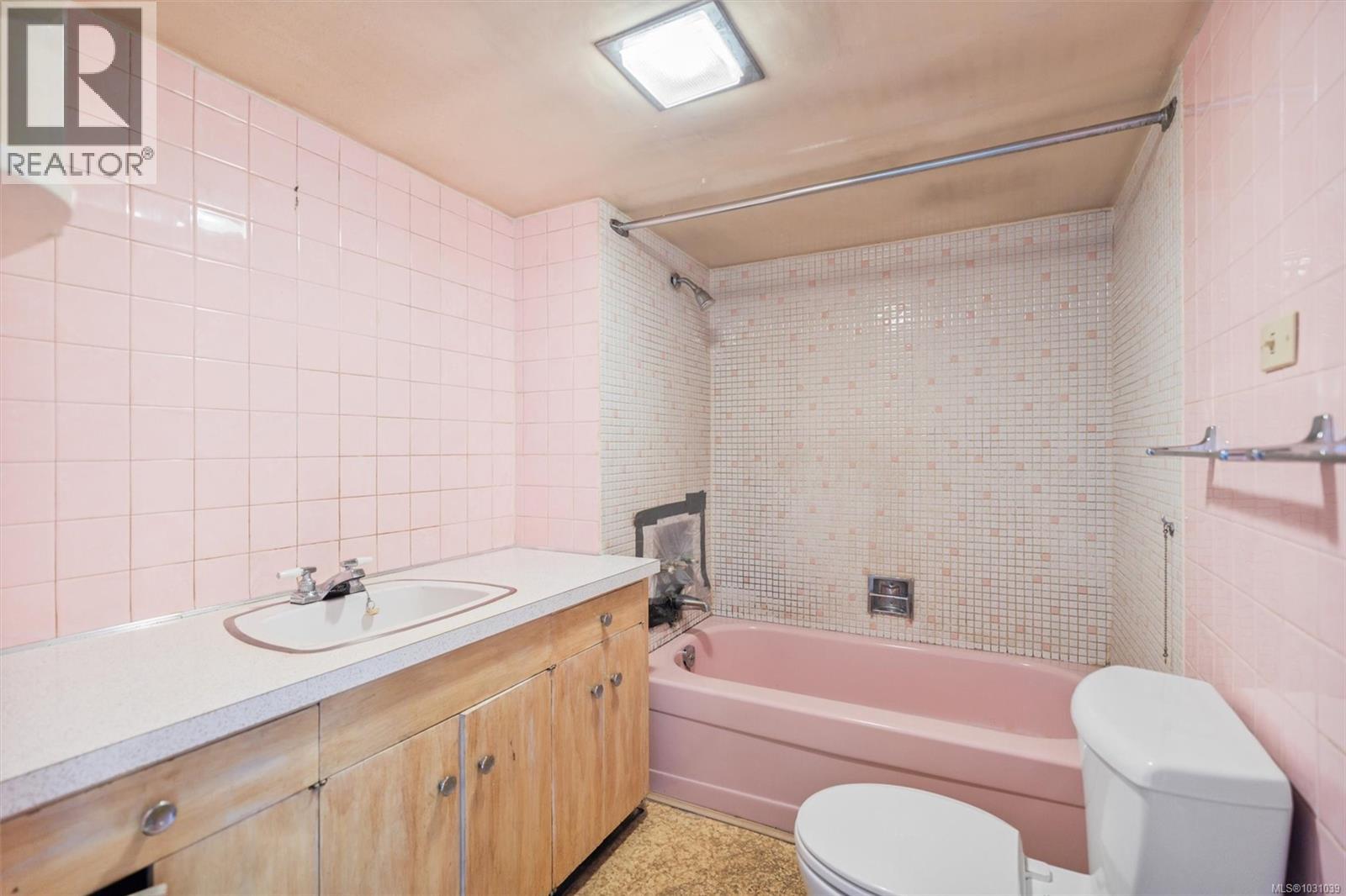  730 Violet Avenue, Saanich