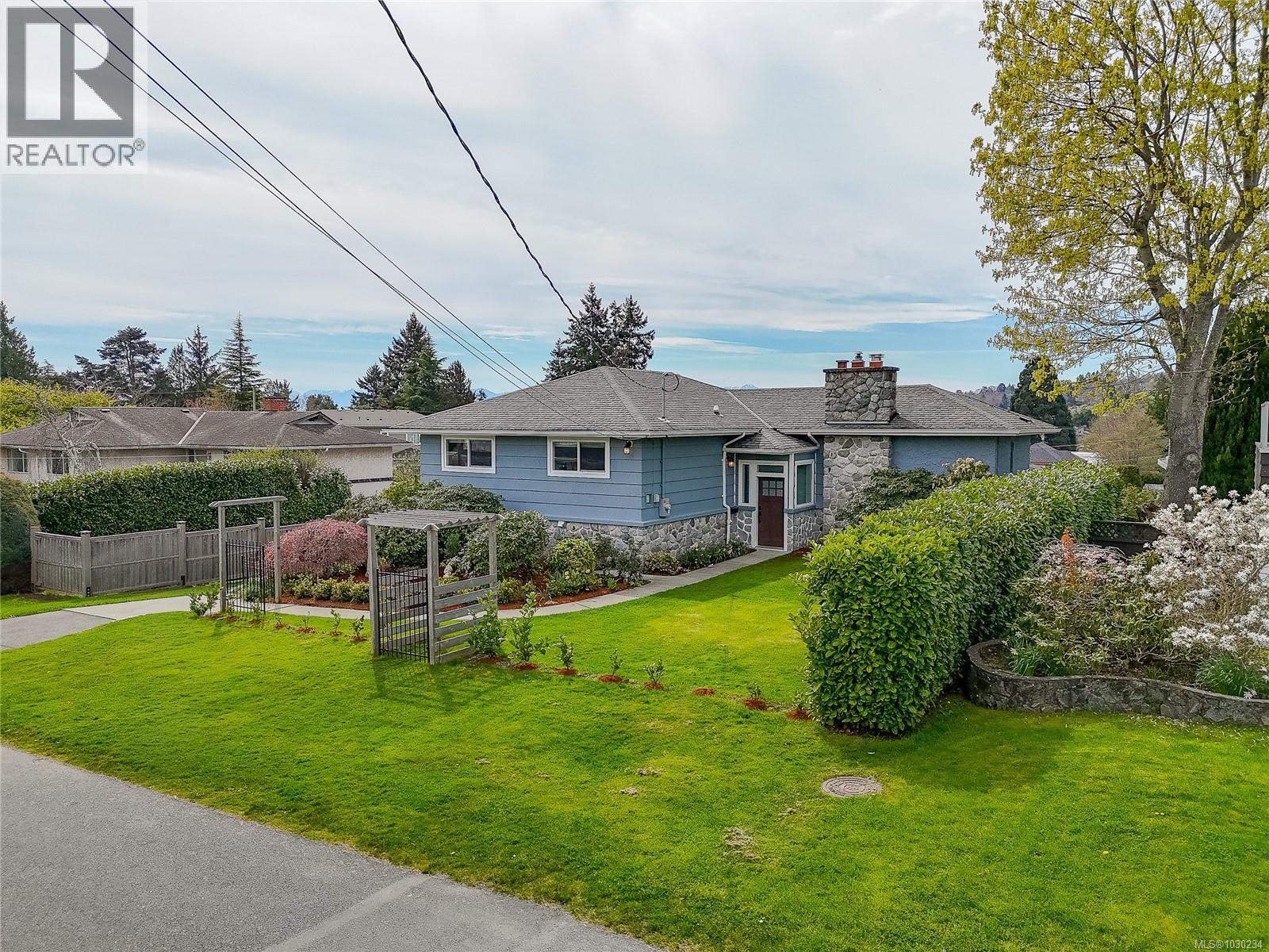  3960 Cherrilee Crescent, Saanich