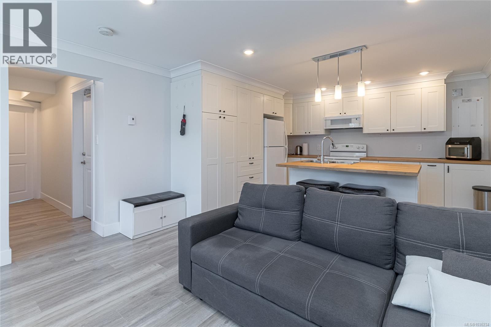  3960 Cherrilee Crescent, Saanich