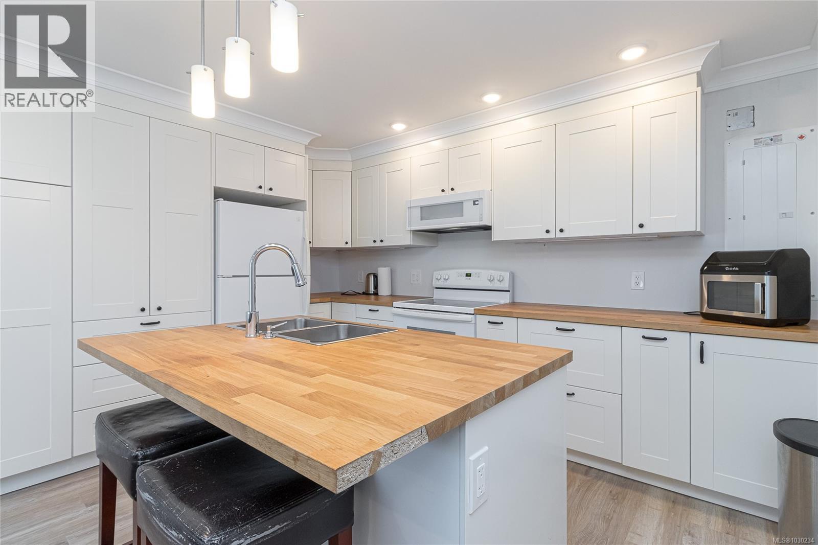  3960 Cherrilee Crescent, Saanich