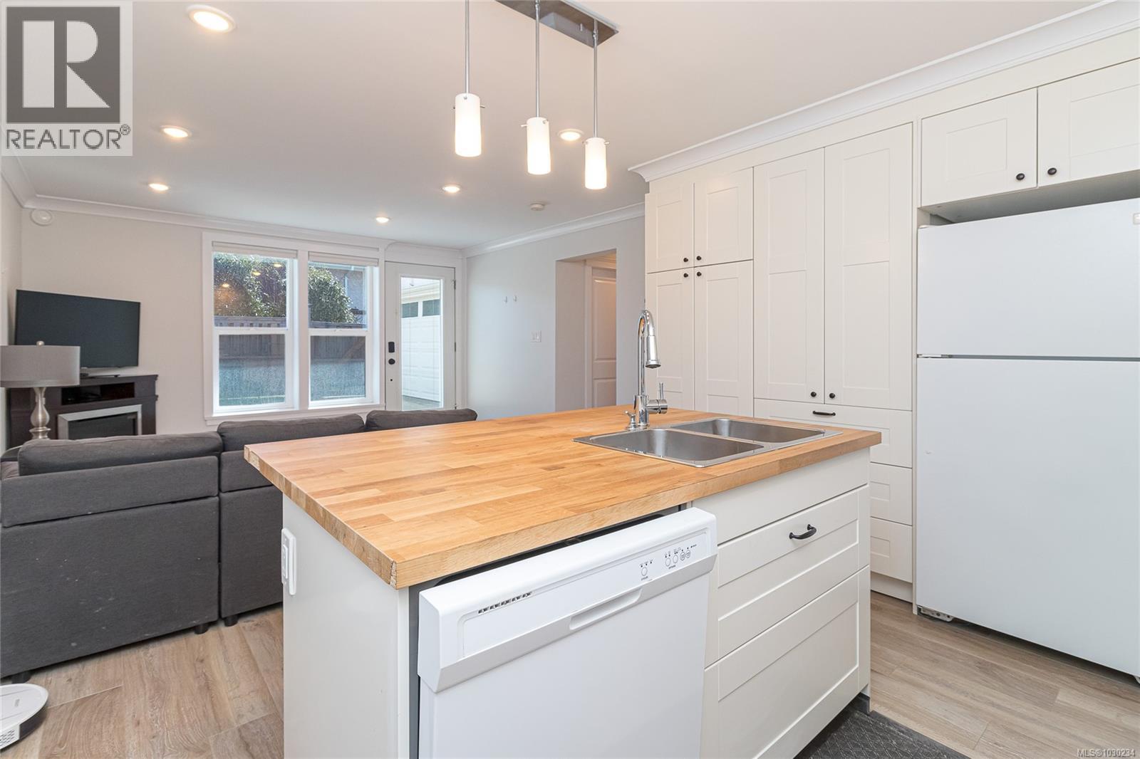  3960 Cherrilee Crescent, Saanich