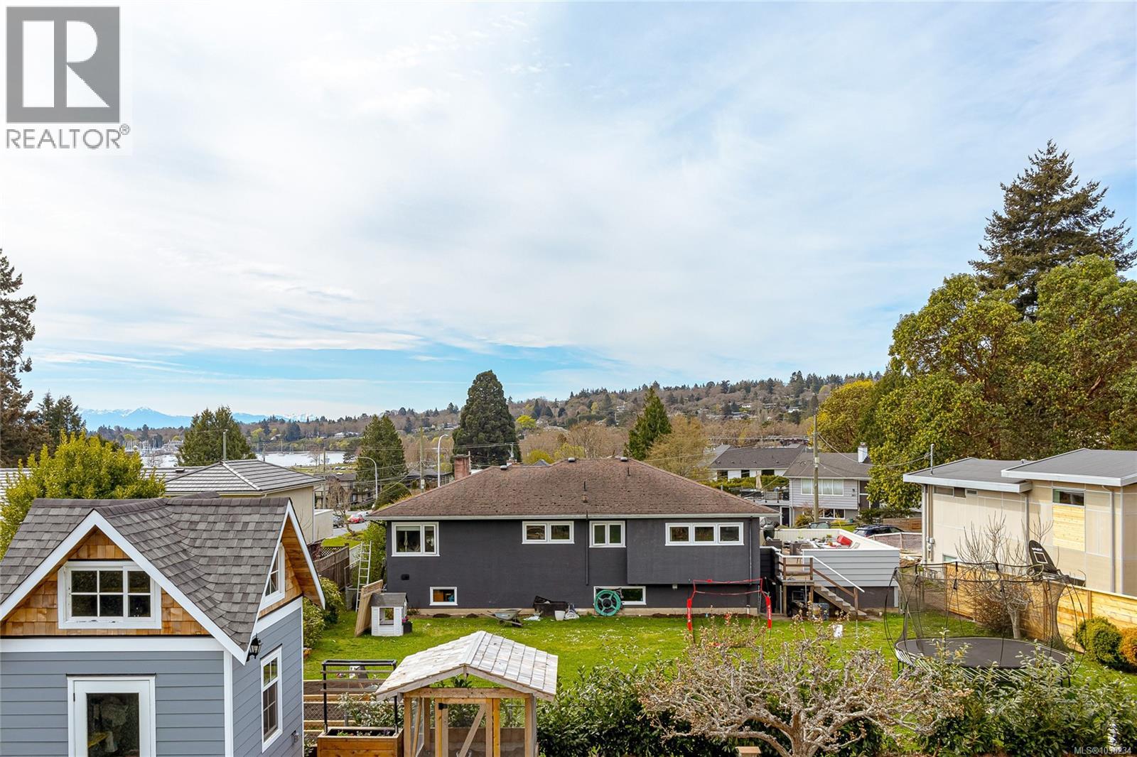  3960 Cherrilee Crescent, Saanich