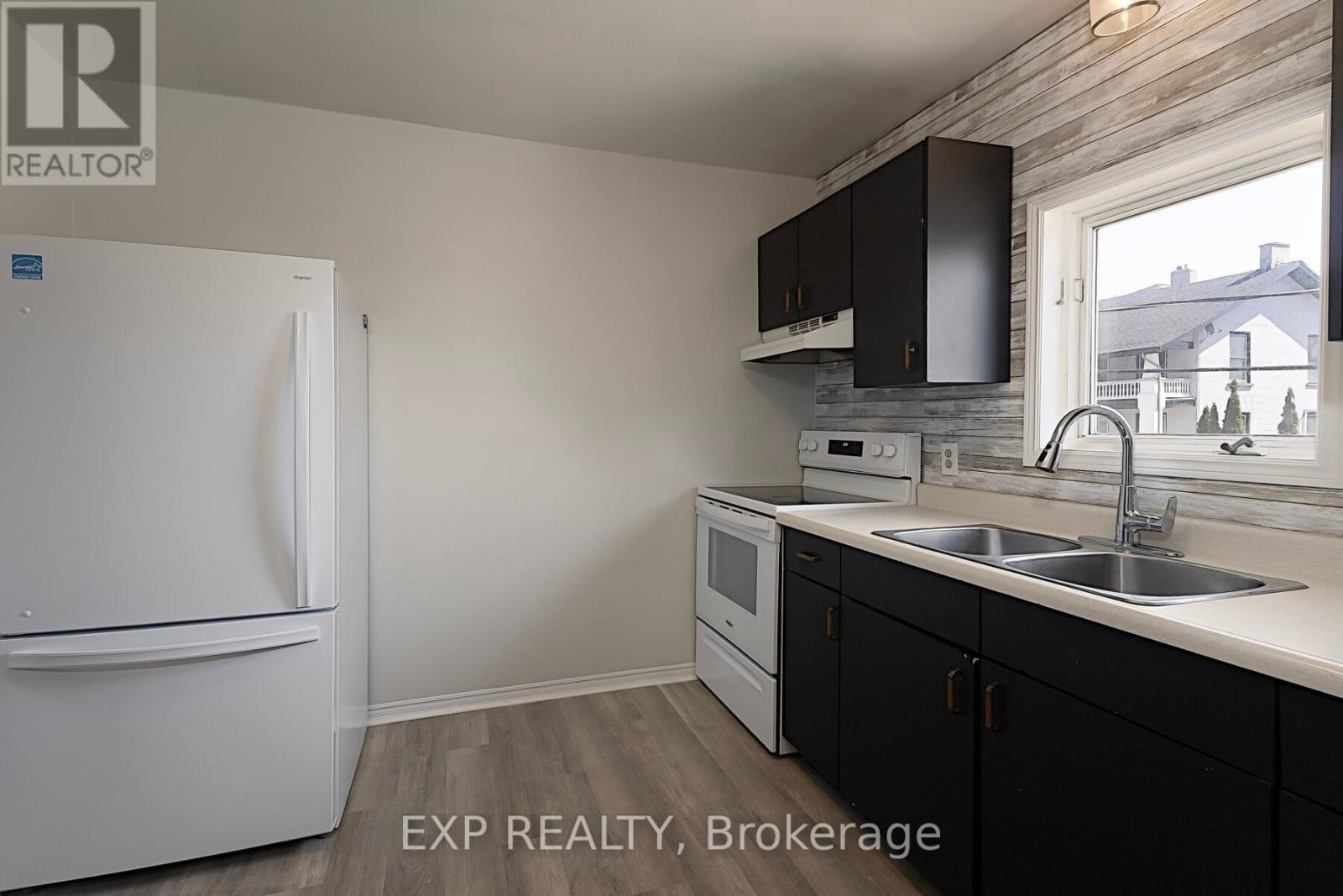 93 KING STREET E - 10