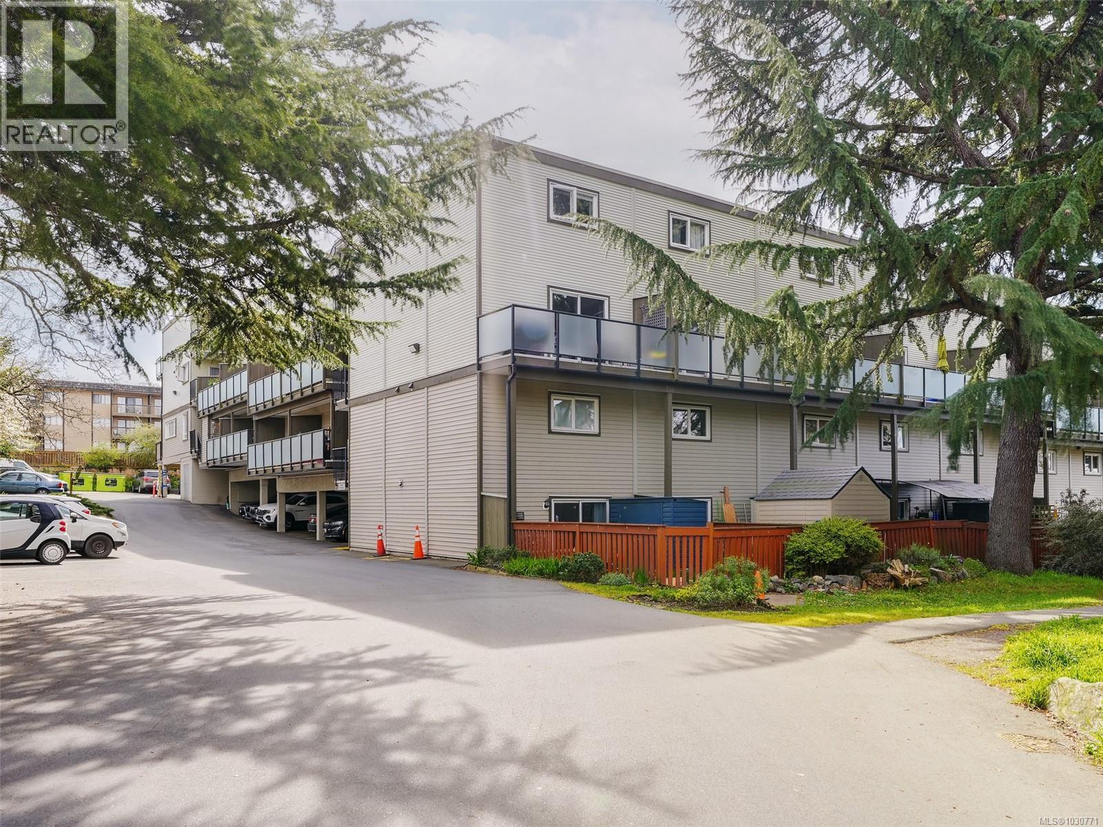 #201 991 Cloverdale Ave - 1