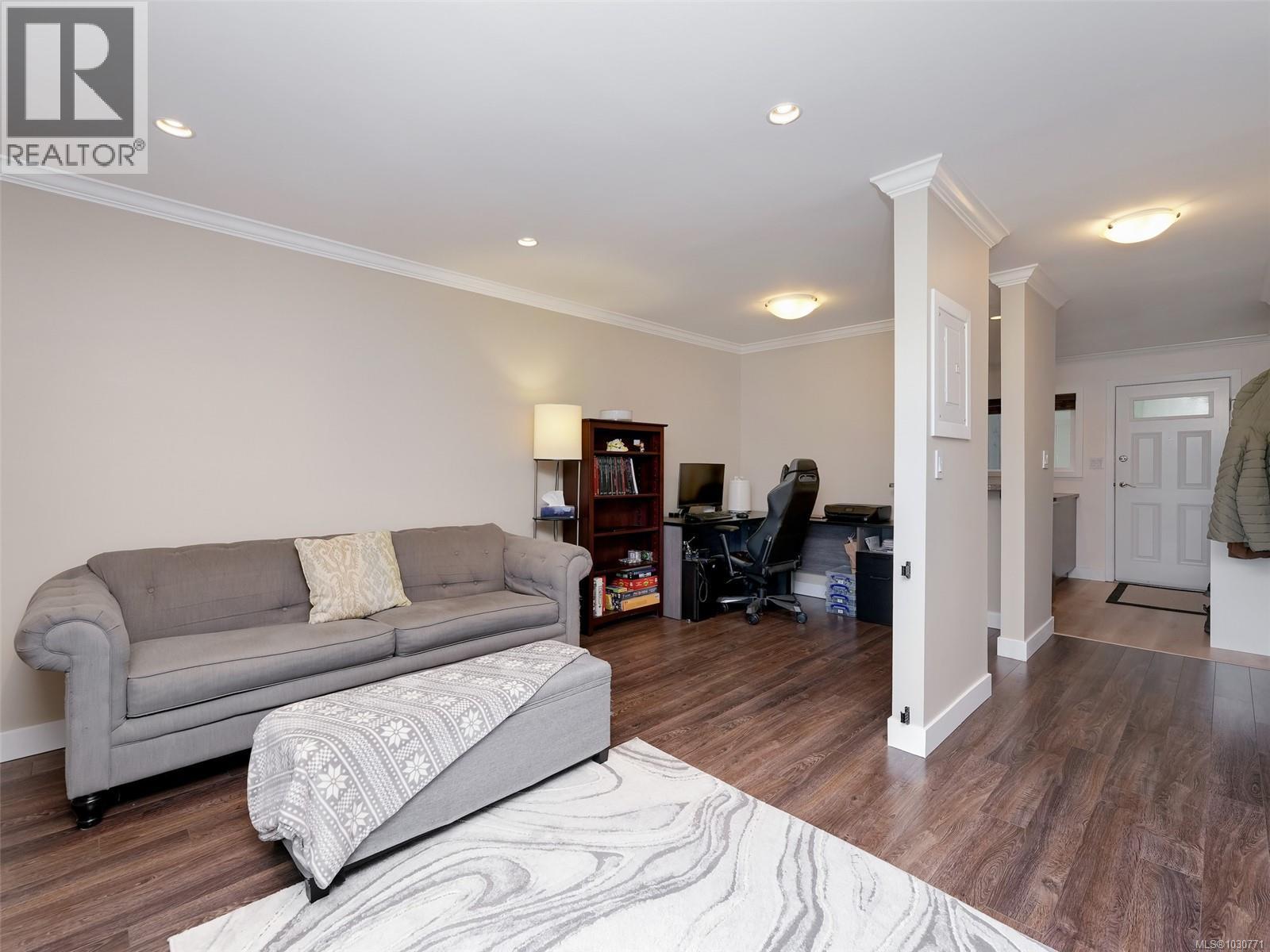 201 991 Cloverdale Avenue, Saanich