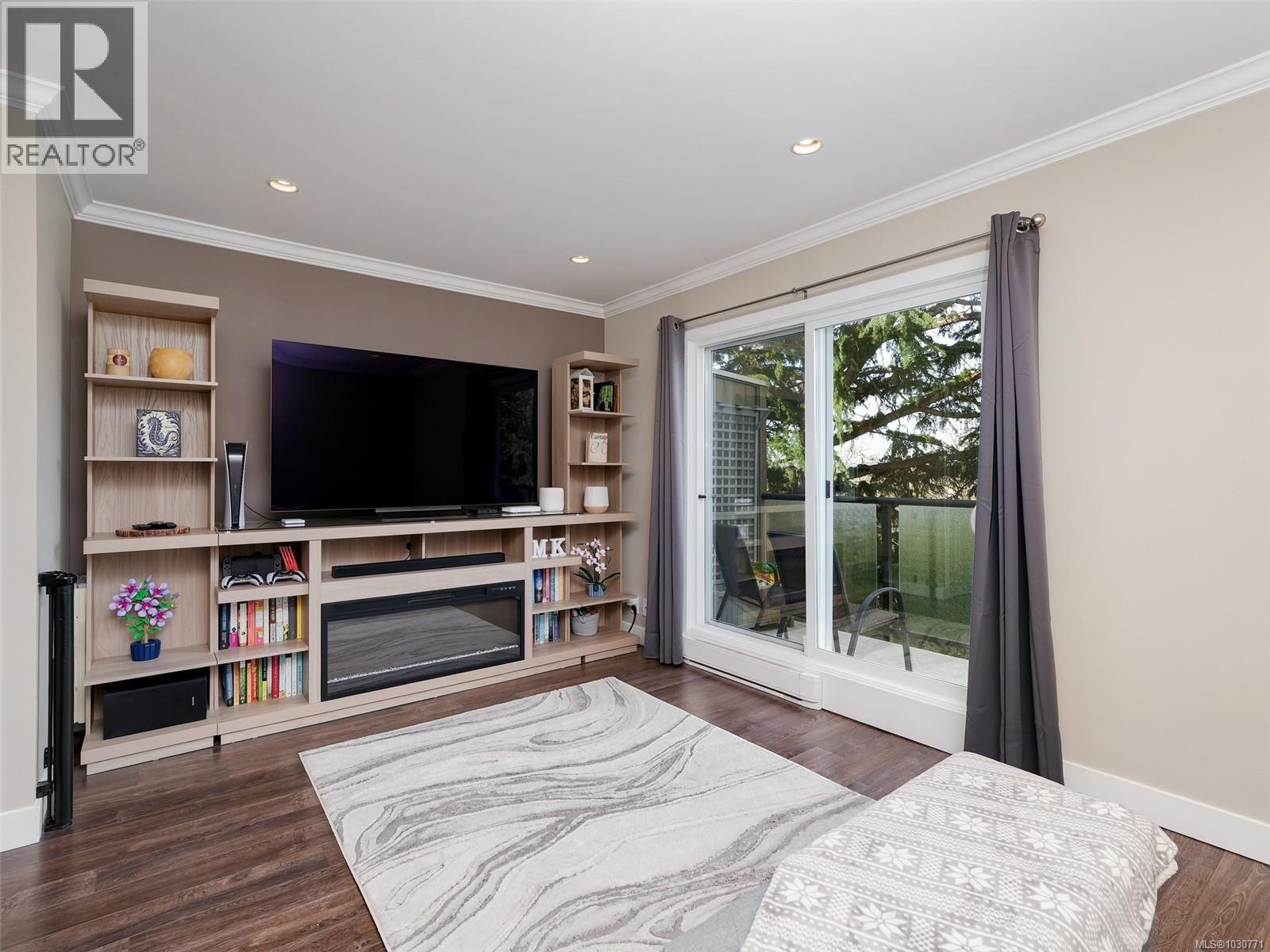 201 991 Cloverdale Avenue, Saanich