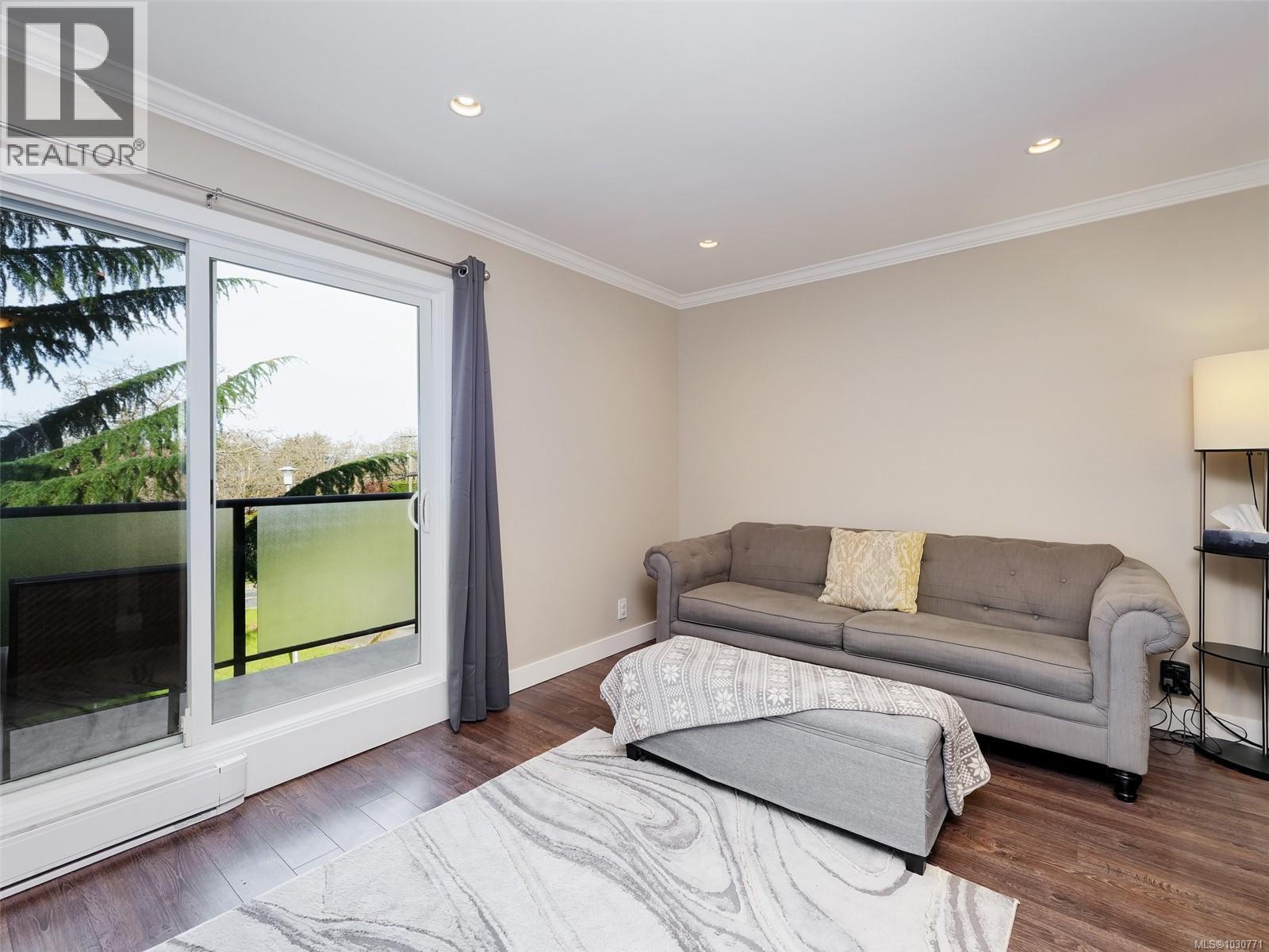 201 991 Cloverdale Avenue, Saanich