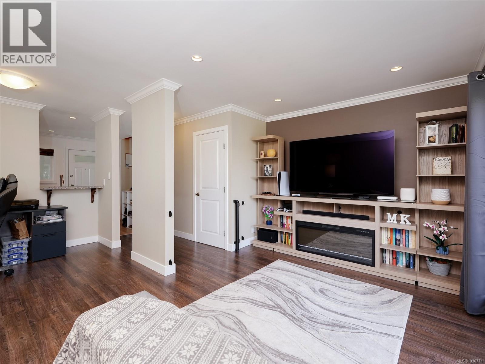 201 991 Cloverdale Avenue, Saanich