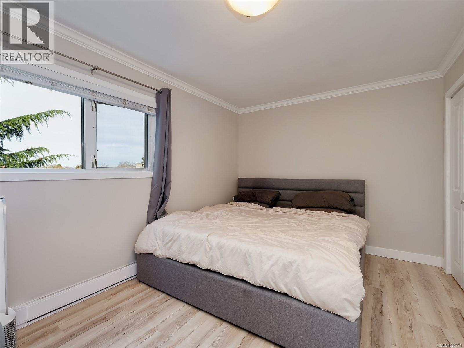 201 991 Cloverdale Avenue, Saanich