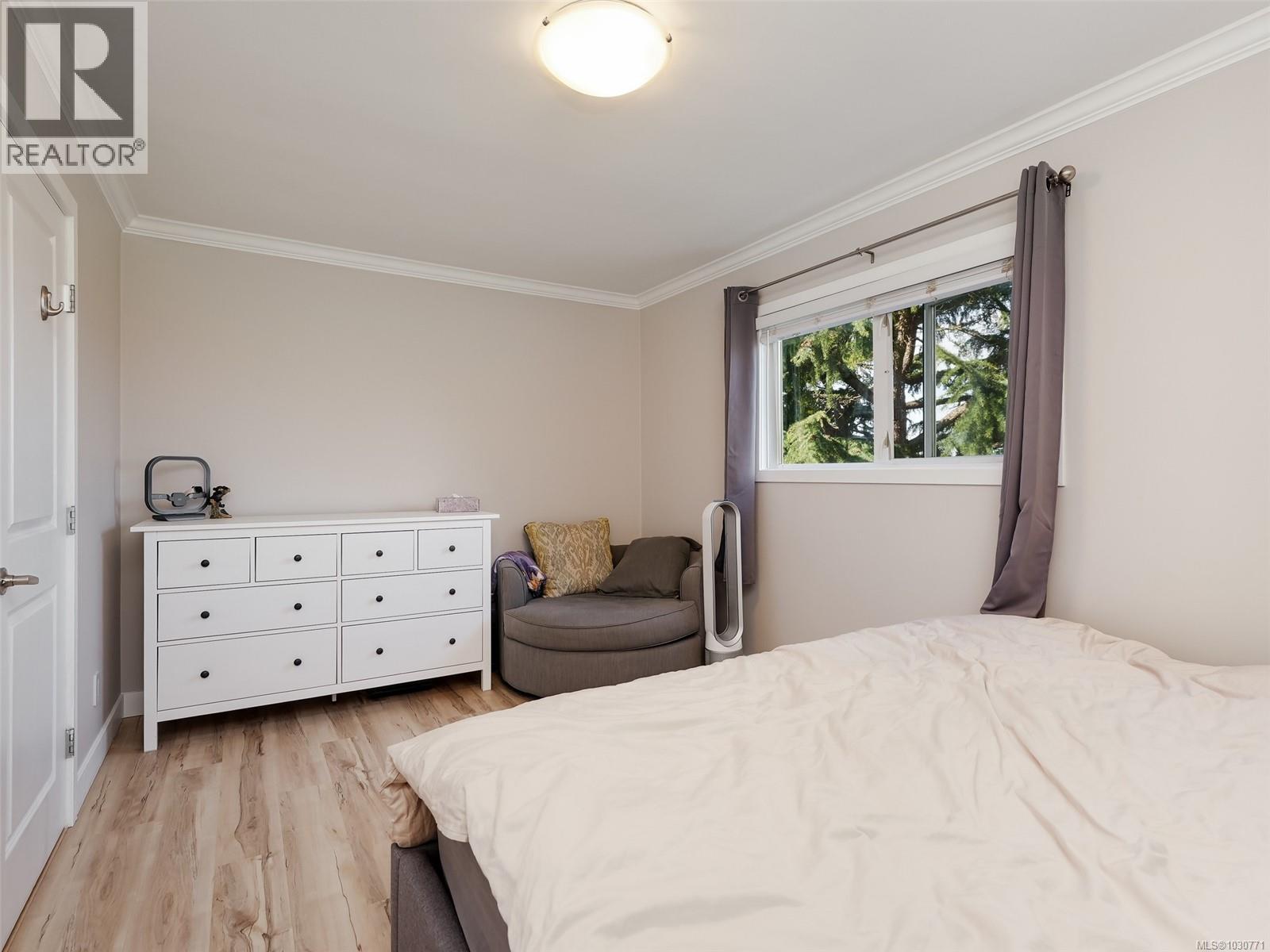 201 991 Cloverdale Avenue, Saanich