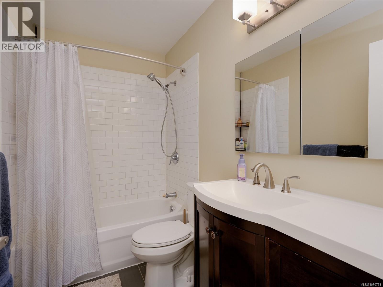 201 991 Cloverdale Avenue, Saanich