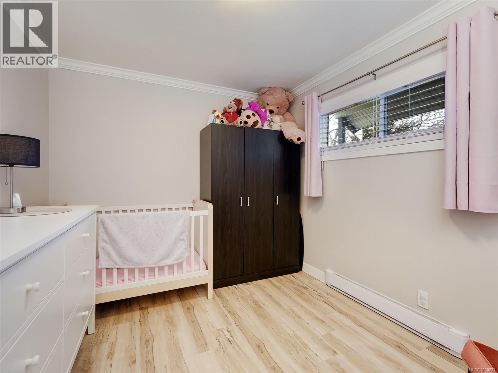 201 991 Cloverdale Avenue, Saanich