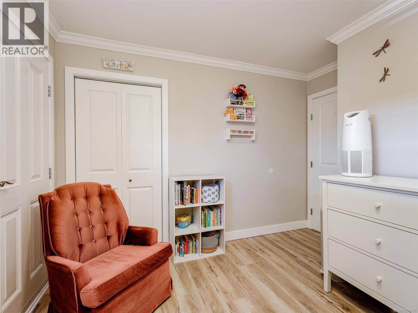 201 991 Cloverdale Avenue, Saanich