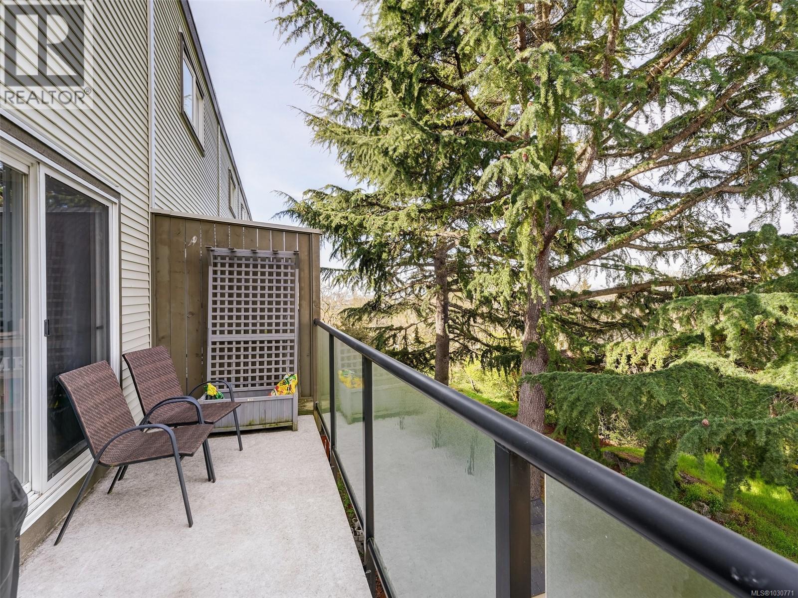 201 991 Cloverdale Avenue, Saanich