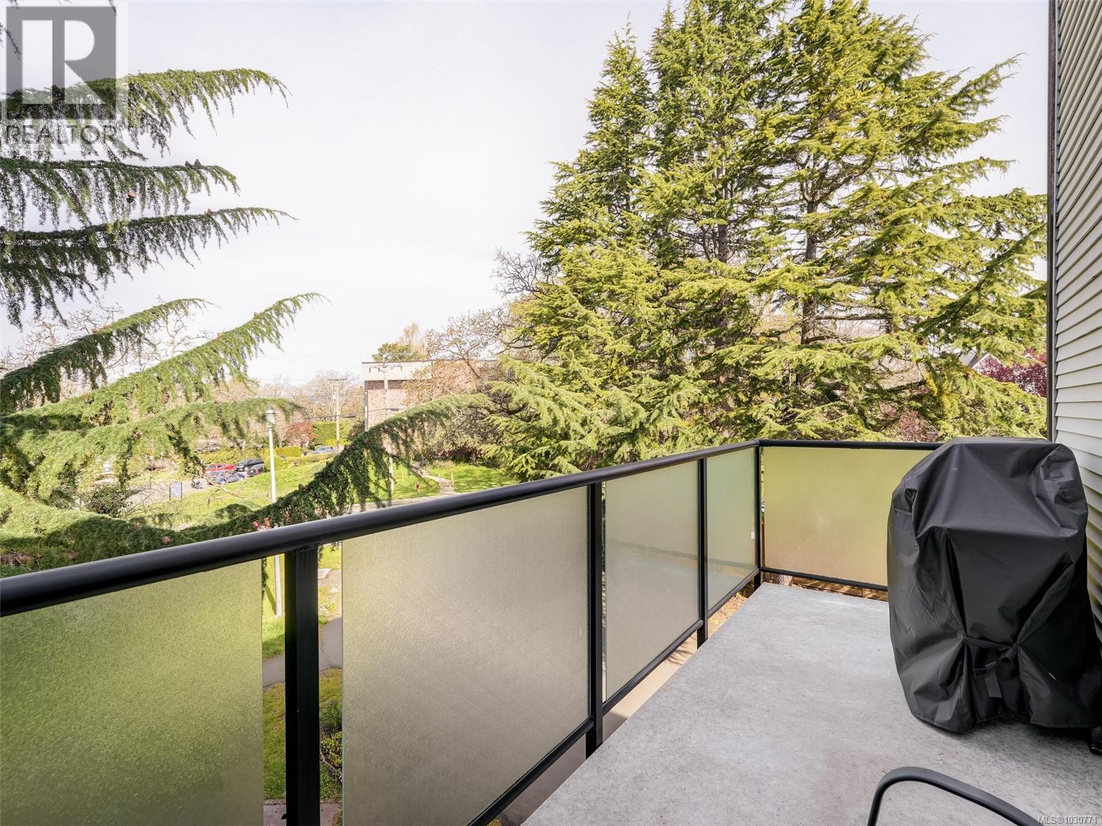 201 991 Cloverdale Avenue, Saanich