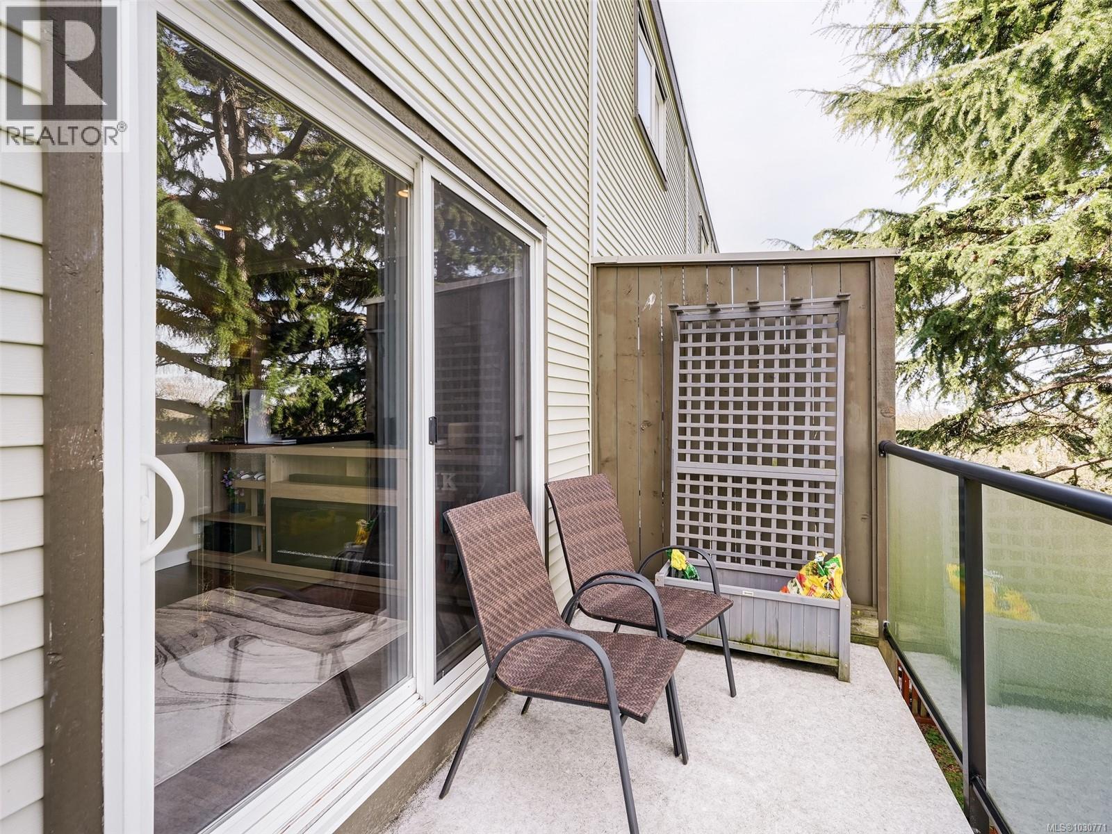 201 991 Cloverdale Avenue, Saanich