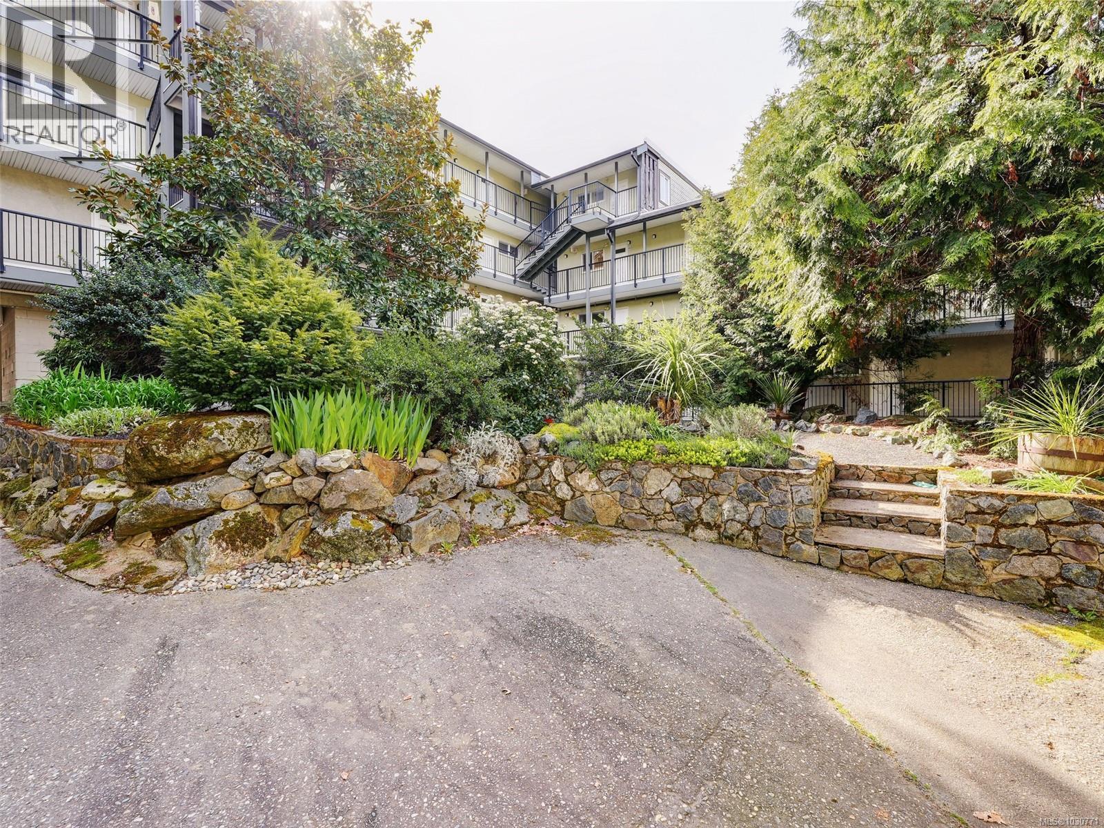 201 991 Cloverdale Avenue, Saanich