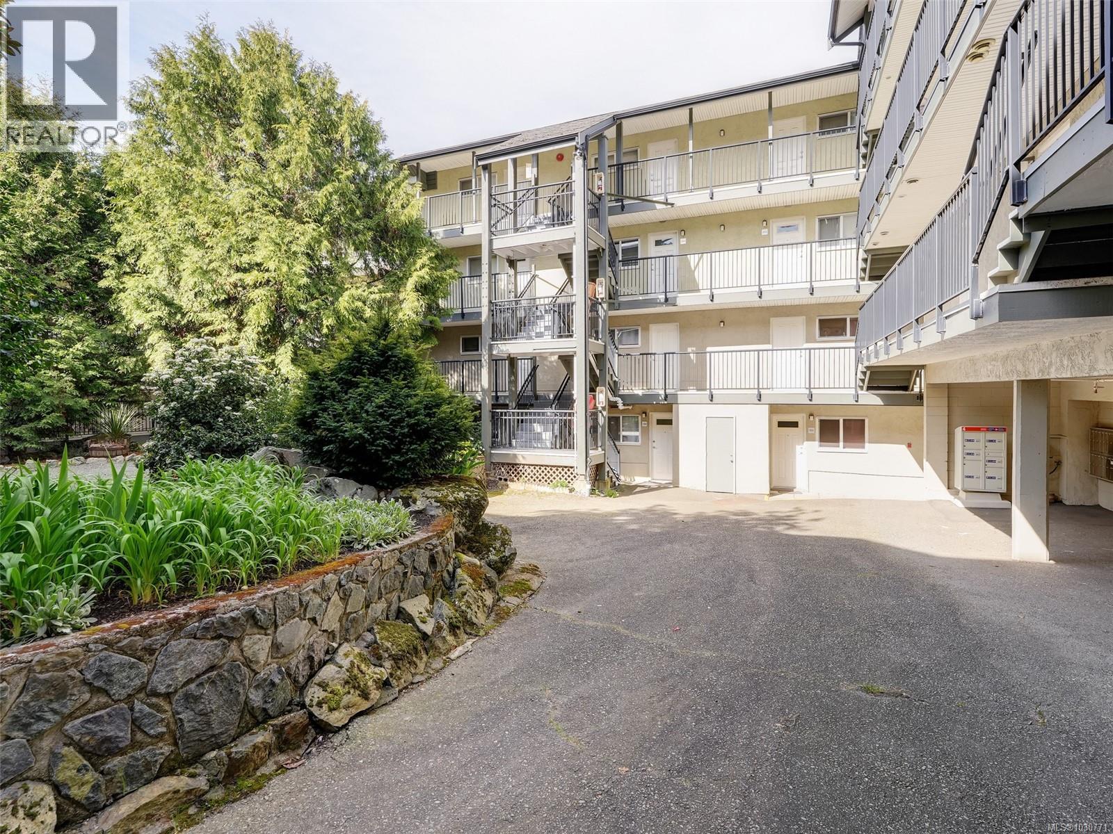 201 991 Cloverdale Avenue, Saanich