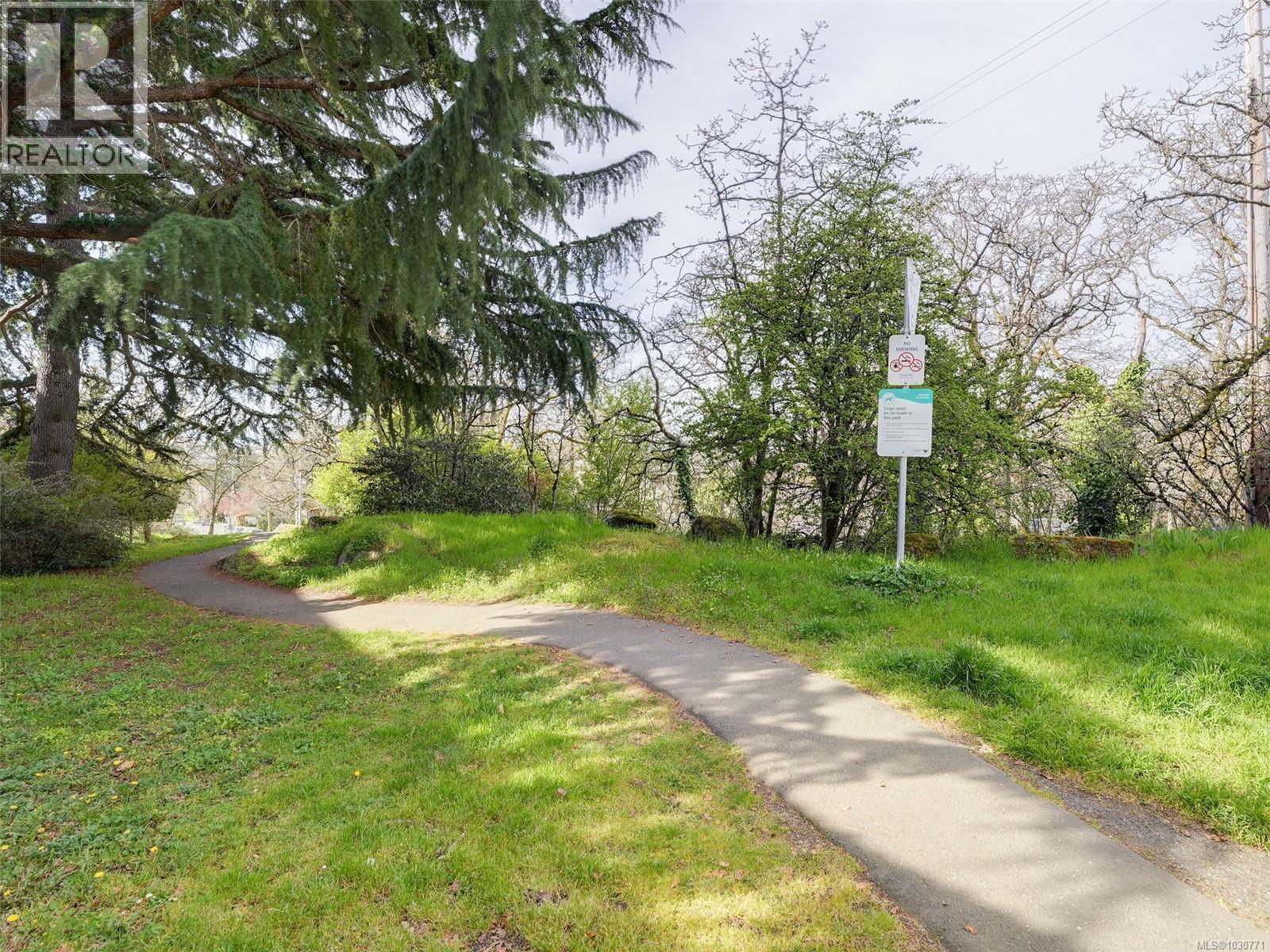 201 991 Cloverdale Avenue, Saanich