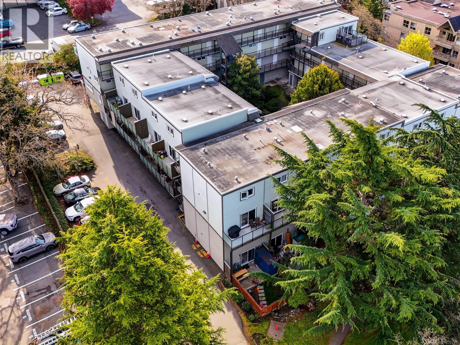 201 991 Cloverdale Avenue, Saanich